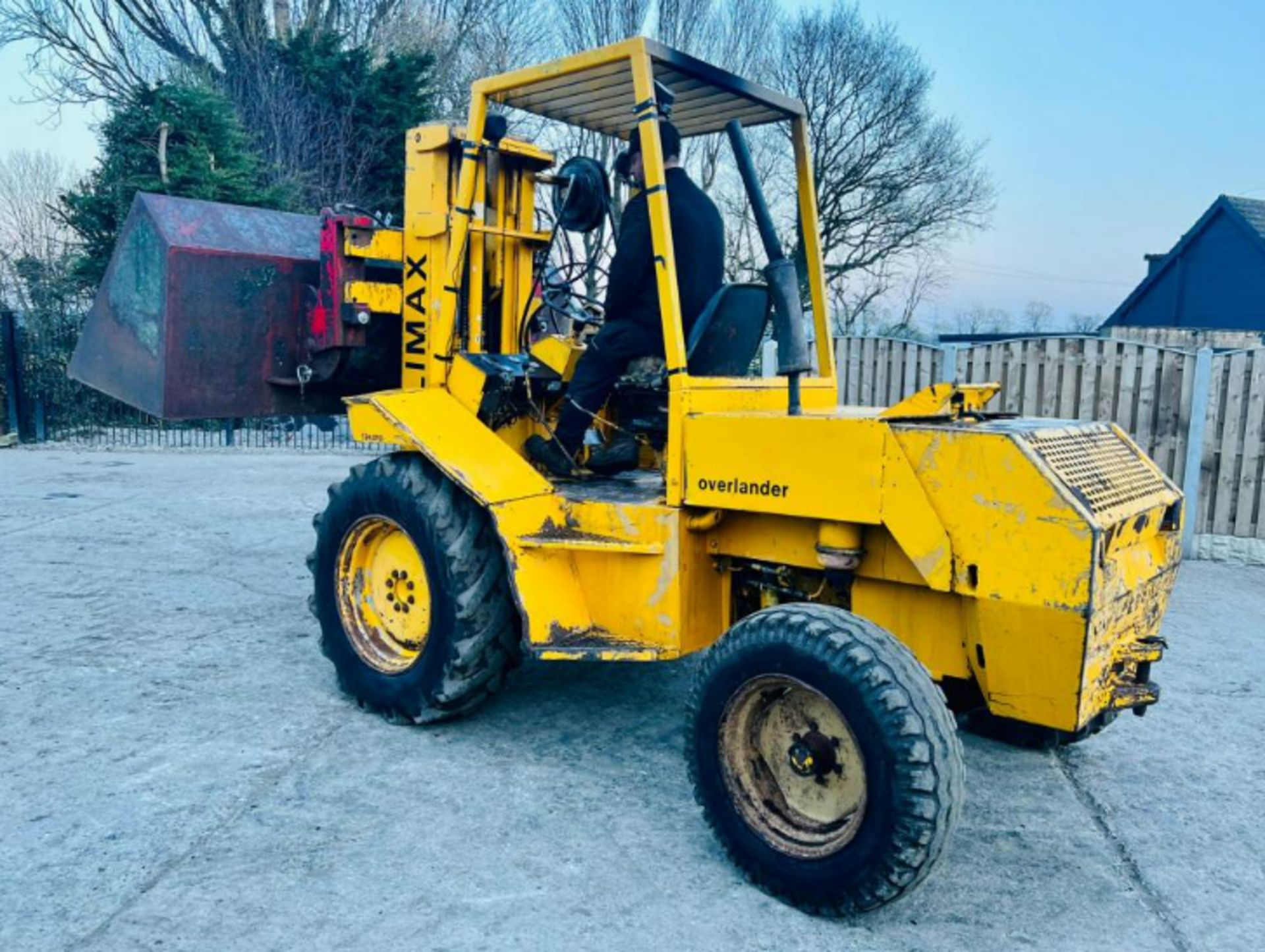 COVENTRY CLIMAX ROUGH TERRIAN DIESEL FORK LIFT C/W PALLET TINES & TOE TIP BUCKET