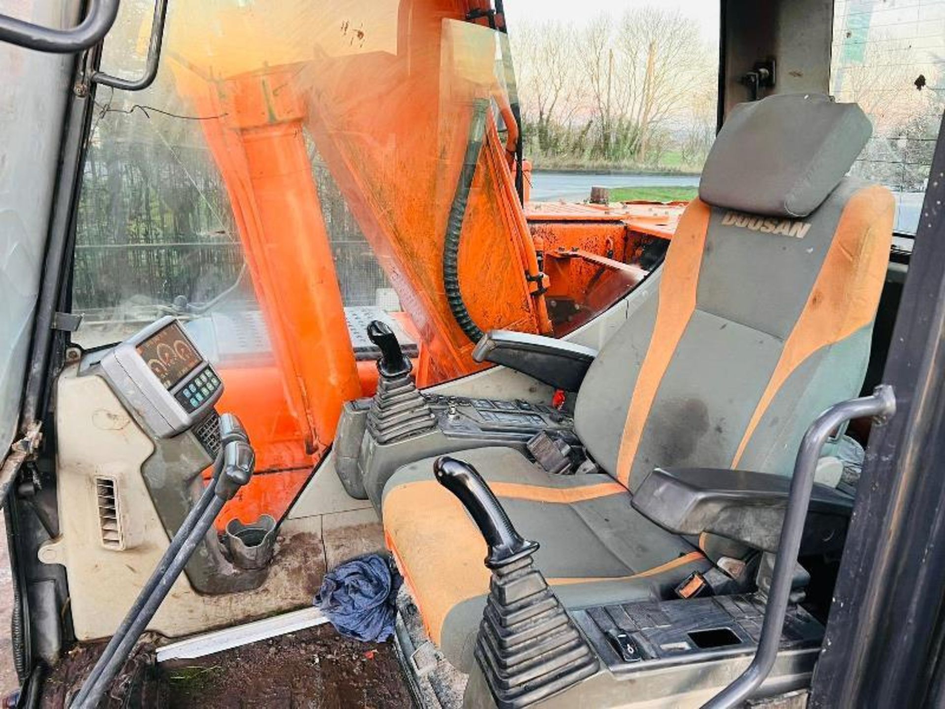 DOOSAN DX140LC TRACKED EXCAVATOR * YEAR 2011 , ONLY 6485 HOURS - Image 6 of 14