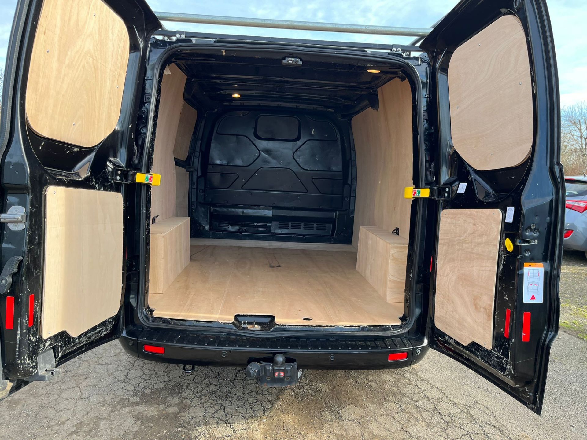 2019 FORD TRANSIT CUSTOM 280 SWB LIMITED PANEL VAN - 65K MILES - NEW MOT - PL19 VYC - Image 8 of 17