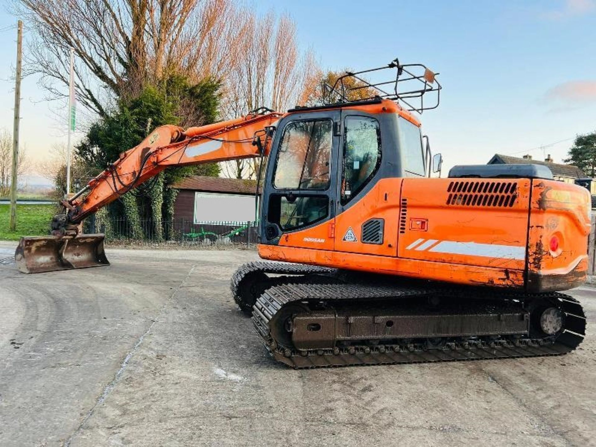 DOOSAN DX140LC TRACKED EXCAVATOR * YEAR 2011 , ONLY 6485 HOURS