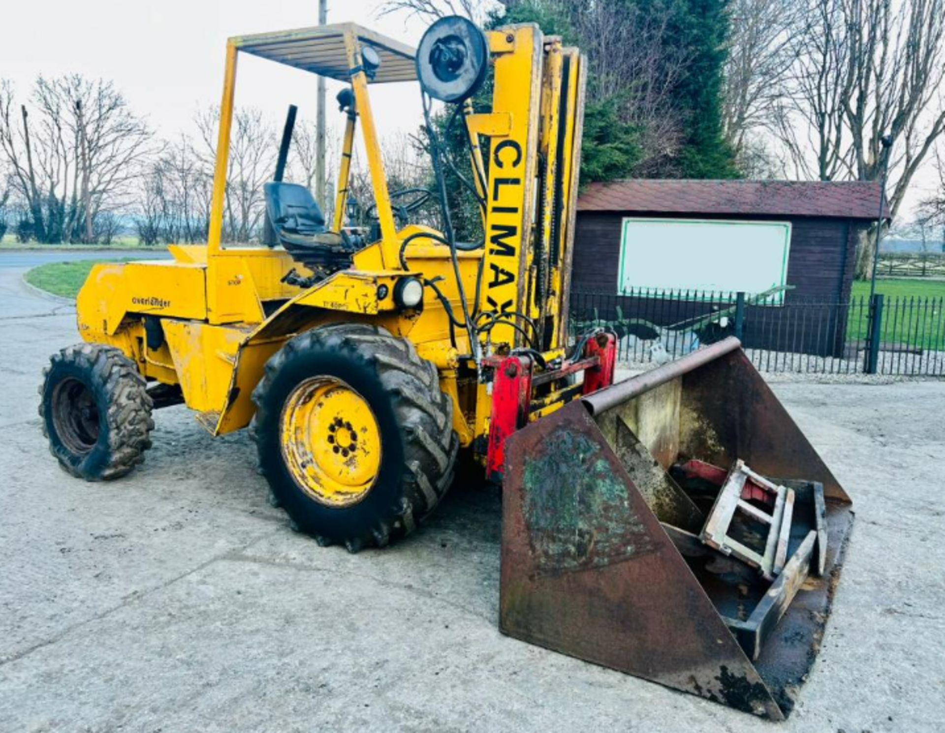 COVENTRY CLIMAX ROUGH TERRIAN DIESEL FORK LIFT C/W PALLET TINES & TOE TIP BUCKET - Image 8 of 14