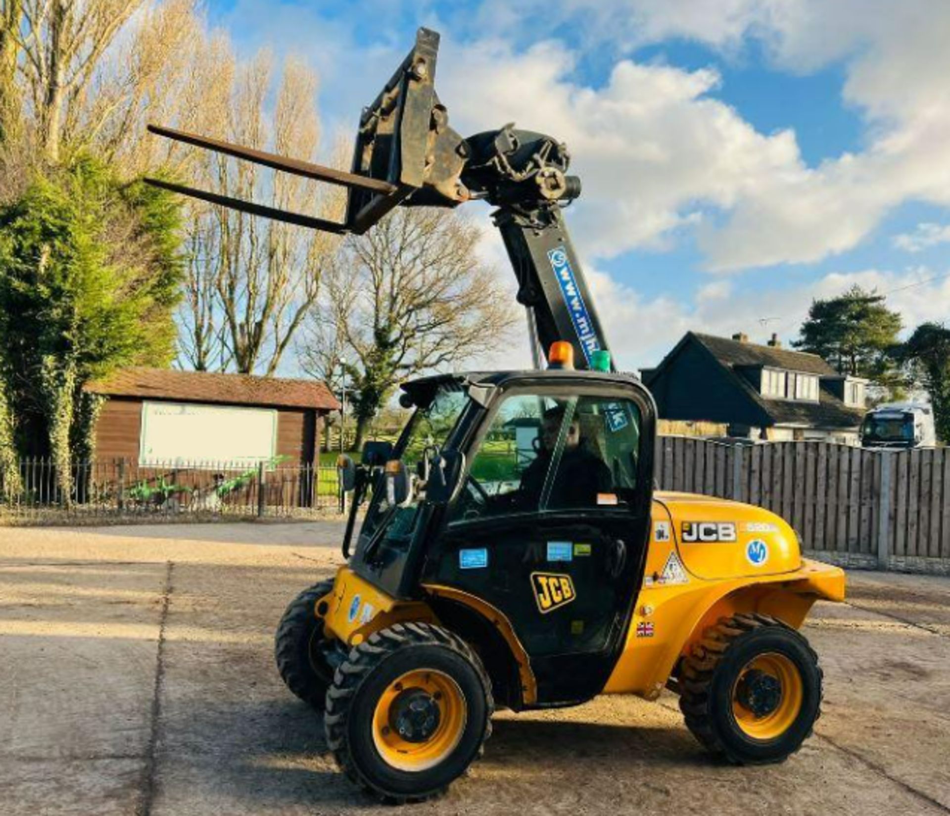 JCB 520-40 4WD TELEHANDLER * YEAR 2014 * C/W PALLET TINES - Image 5 of 18