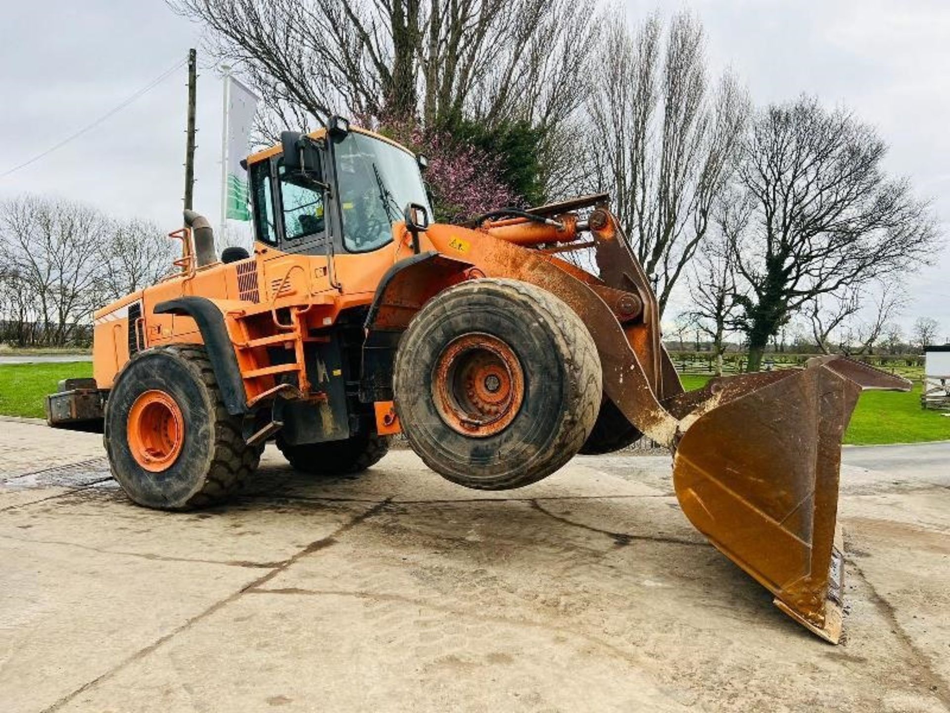 DOOSAN DL400 4WD LOADING SHOVEL C/W BUCKET & AC CABIN - Image 12 of 17