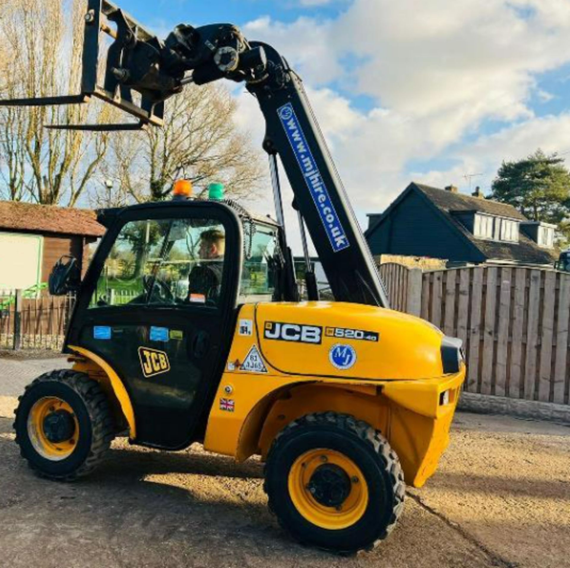 JCB 520-40 4WD TELEHANDLER * YEAR 2014 * C/W PALLET TINES - Image 9 of 18