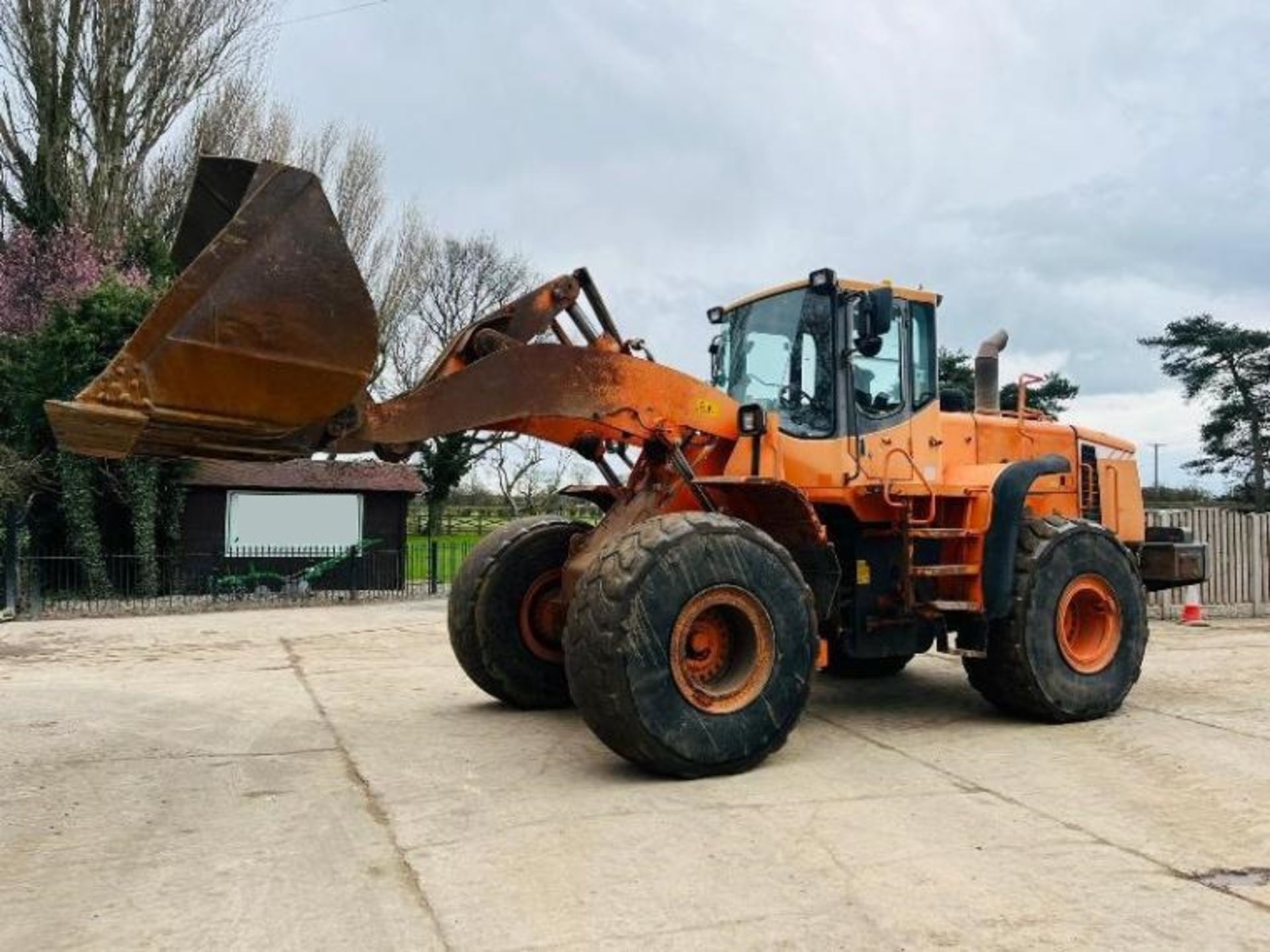 DOOSAN DL400 4WD LOADING SHOVEL C/W BUCKET & AC CABIN - Image 2 of 17