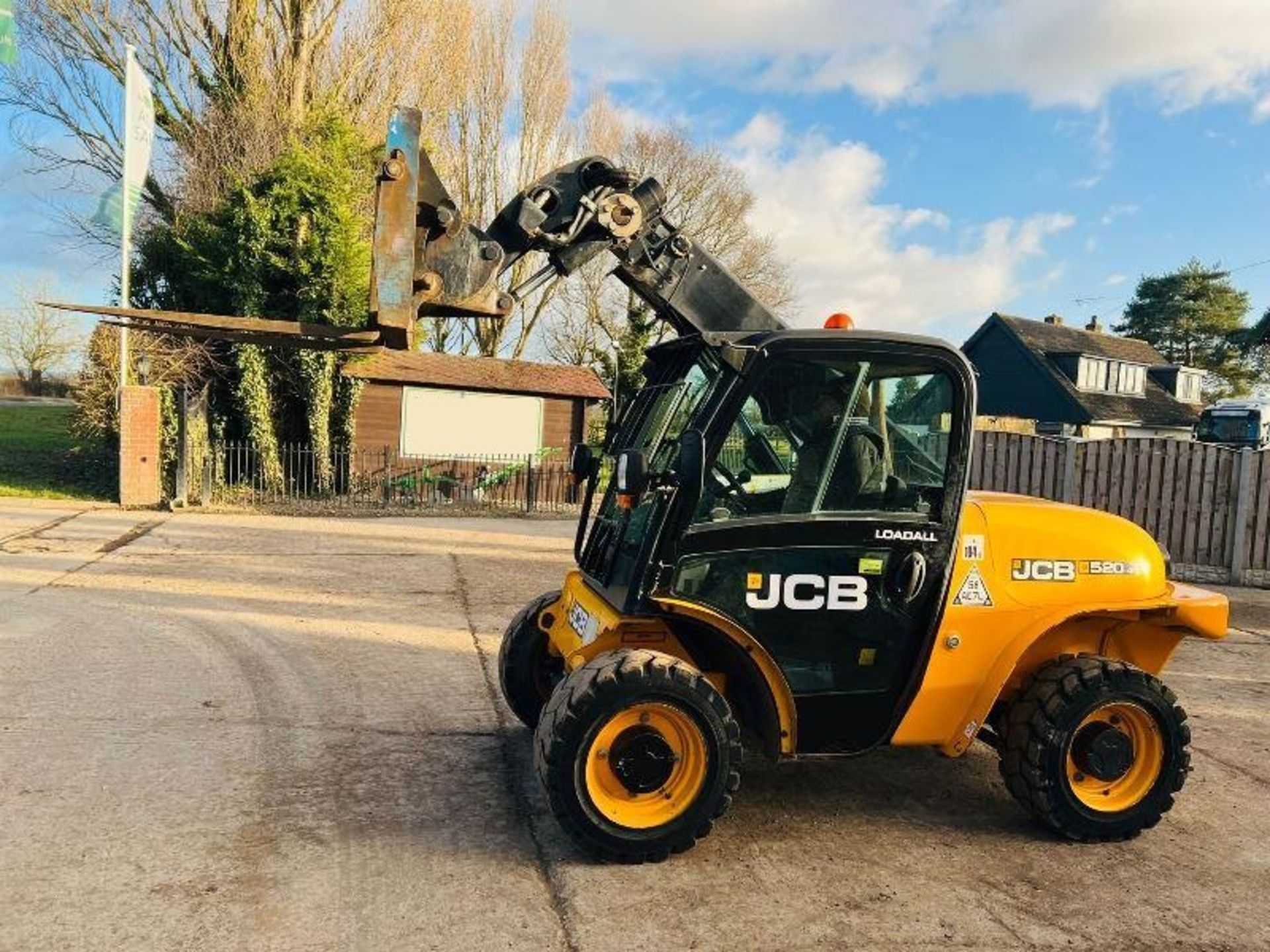 JCB 520-40 4WD TELEHANDLER * YEAR 2011 , 4592 HOURS * C/W PALLET TINES - Image 11 of 14