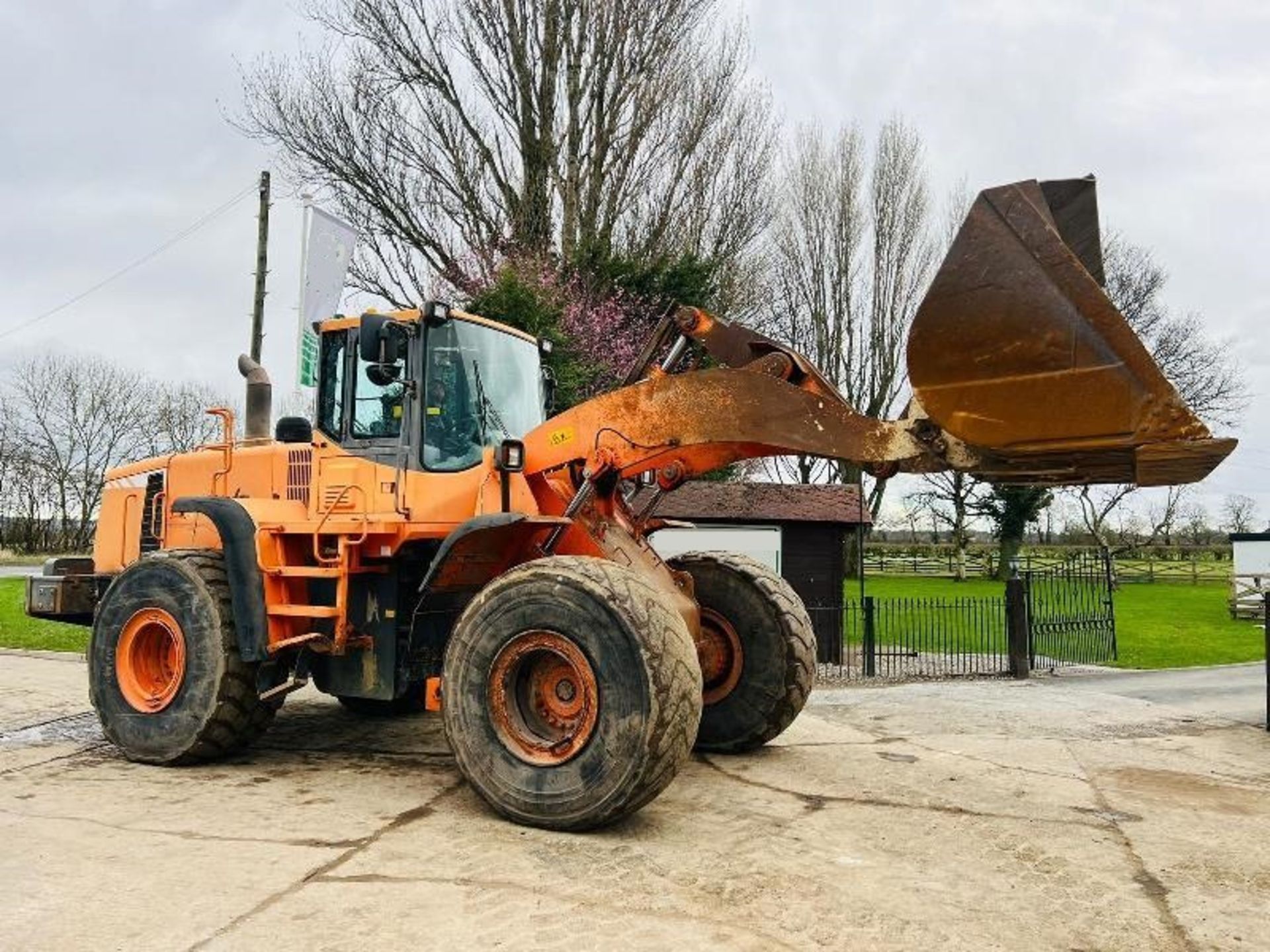 DOOSAN DL400 4WD LOADING SHOVEL C/W BUCKET & AC CABIN - Image 5 of 17