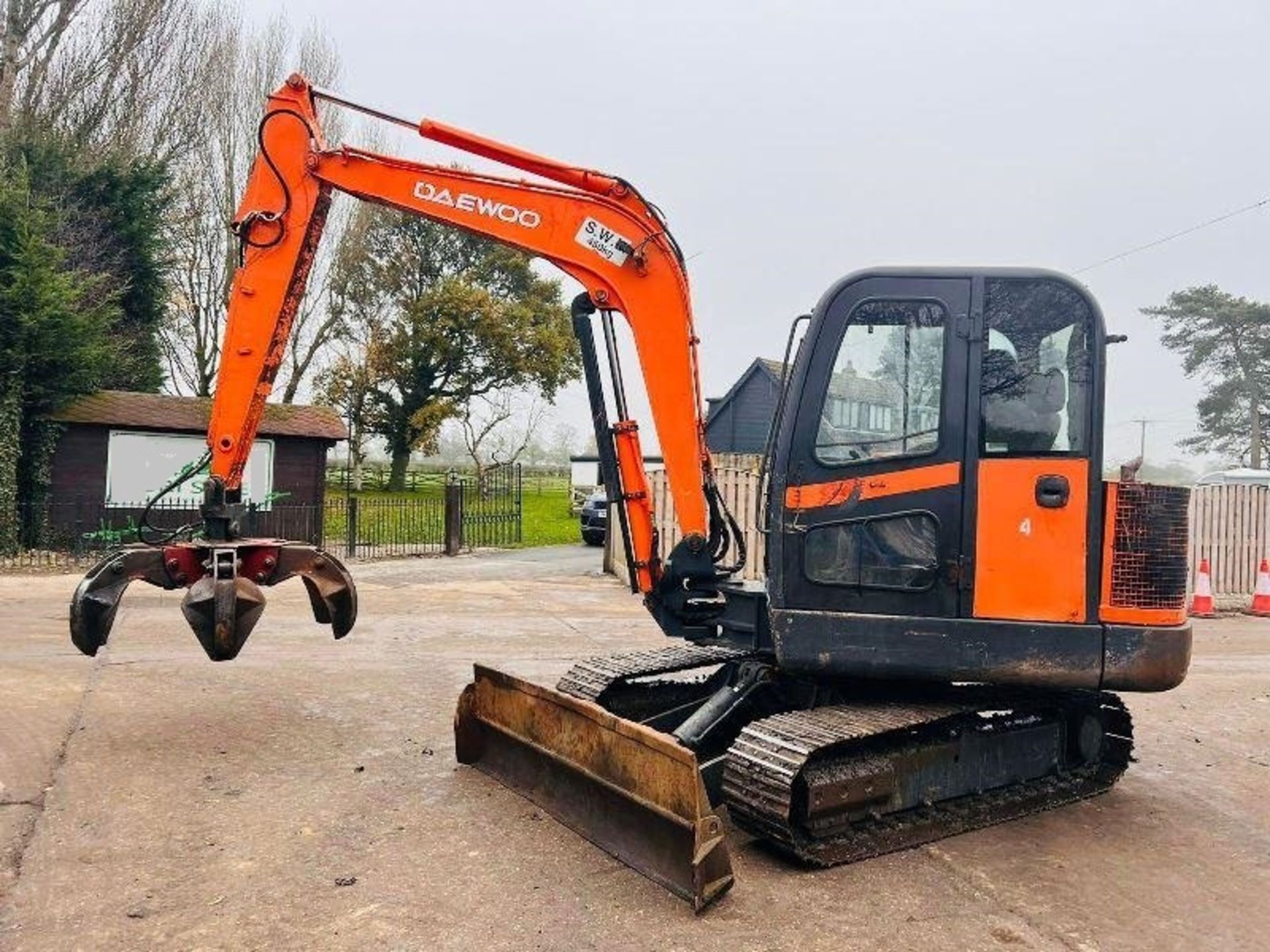 DAEWOO SOLAR 55-VPLUS TRACKED EXCAVATOR C/W 5 TINE SCRAP GRAB - Image 14 of 17