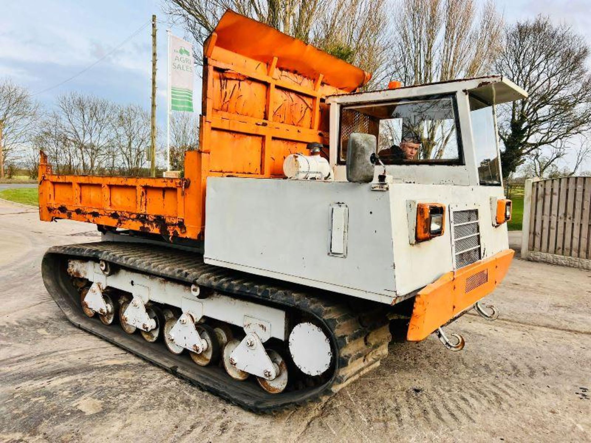 MOROOKA 7 TON TRACKED DUMPER C/W HYDRAULIC TIP