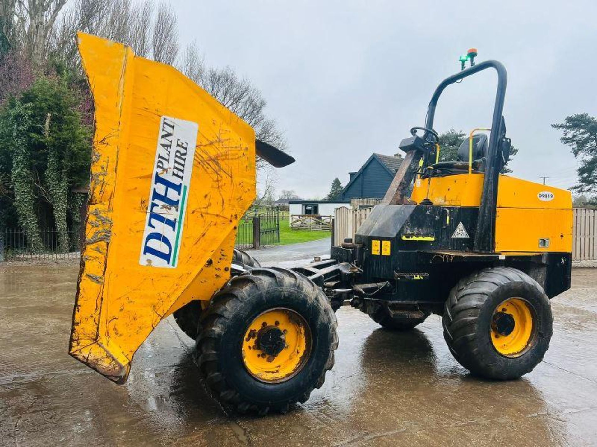 JCB 9TFT POWERSHUTTLE 4WD DUMPER * YEAR 2015 , 2567 HOURS * C/W ROLE BAR - Image 3 of 16