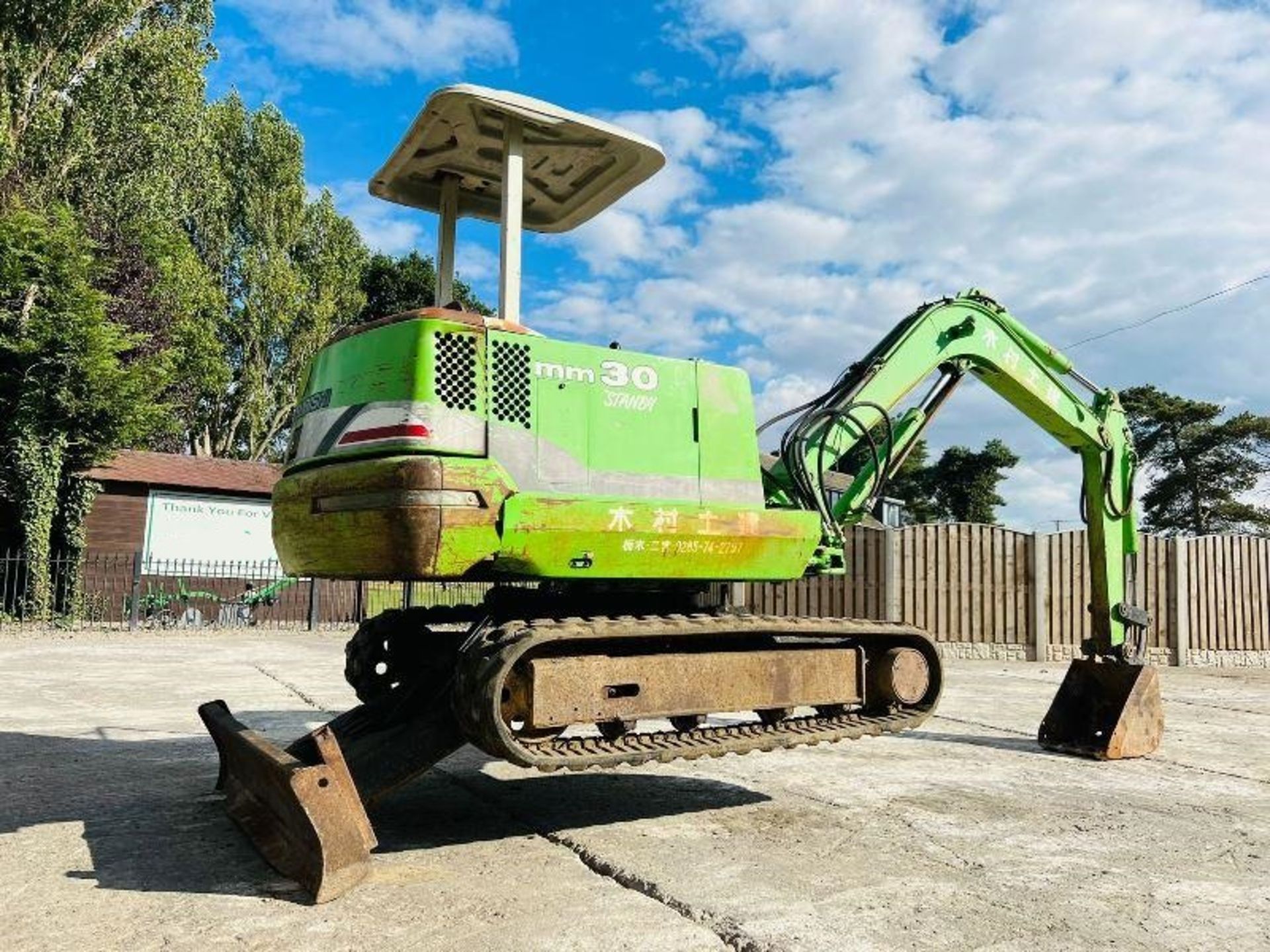 MITSUBISHI 30 TRACKED EXCAVATOR C/W RUBBER TRACKS , ROLE BAR AND CANOPY - Image 11 of 12