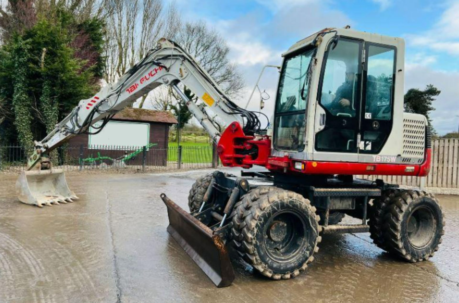 TAKEUCHI TB175 4WD WHEELED EXCAVATOR C/W BLADE & OFF SET BOOM - Bild 2 aus 15