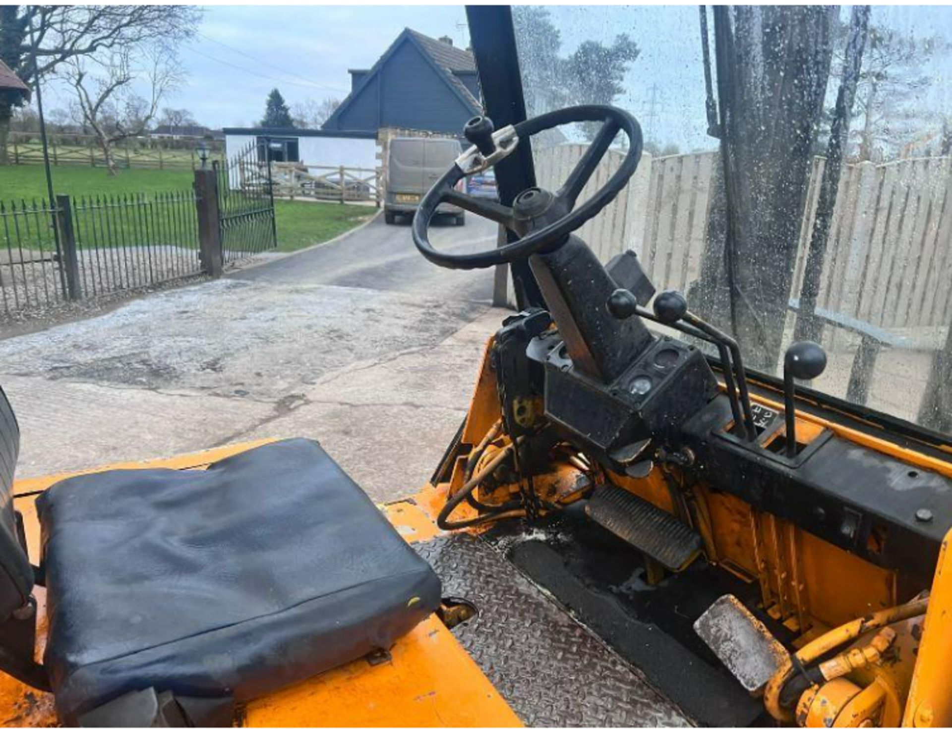 HYSTER 3 TON DIESEL FORKLIFT C/W PALLET TINES - Image 12 of 13