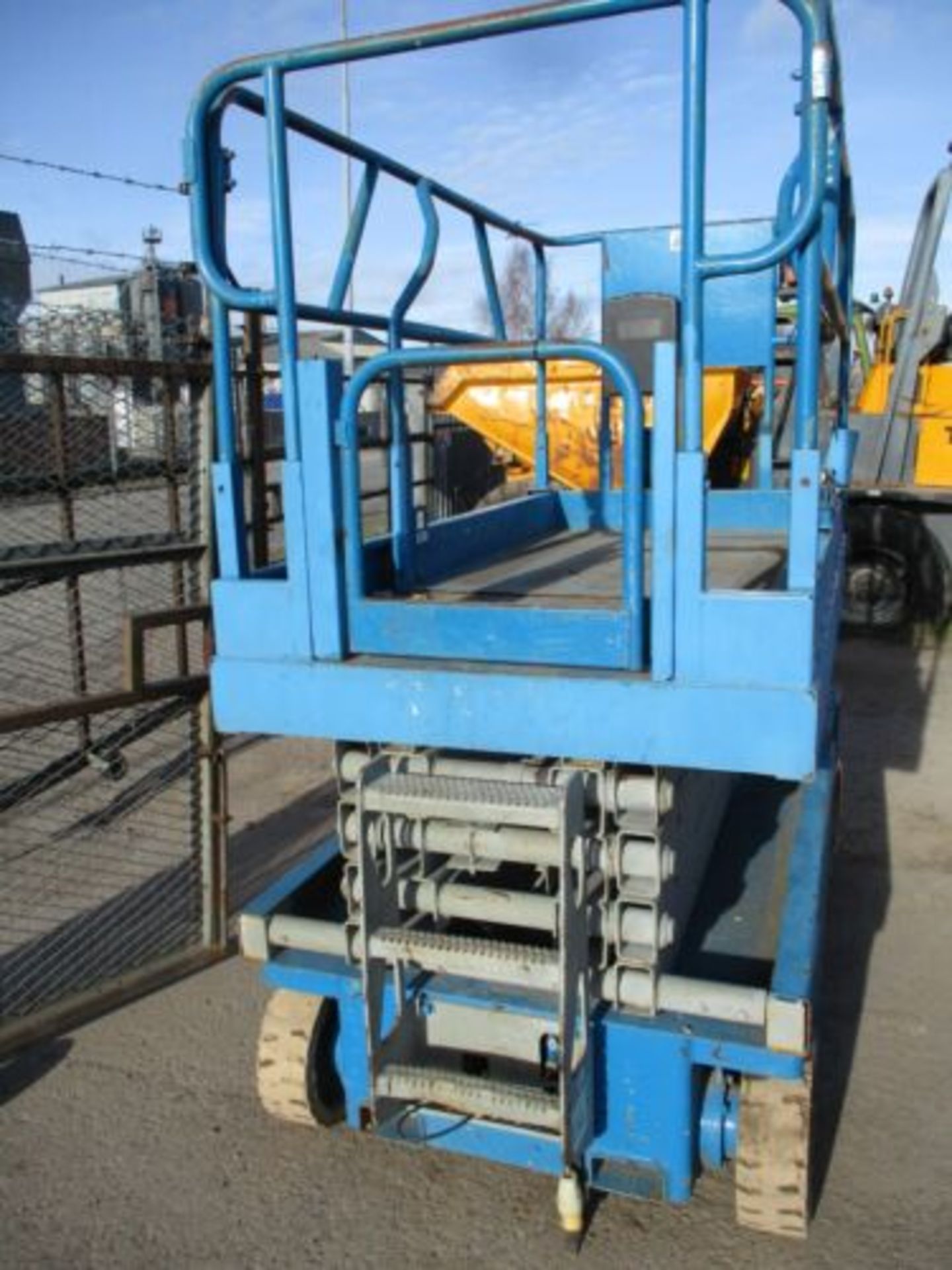 GENIE 2646 SCISSOR LIFT ACCESS PLATFORM CHERRY PICKER SKYJACK 3219 4626 1932 - Image 7 of 12