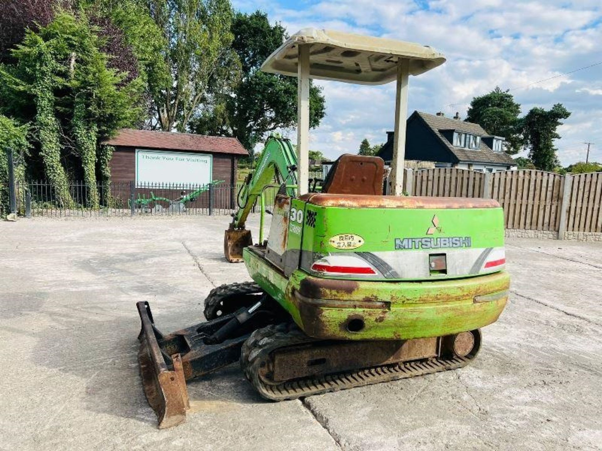 MITSUBISHI 30 TRACKED EXCAVATOR C/W RUBBER TRACKS , ROLE BAR AND CANOPY - Image 2 of 12