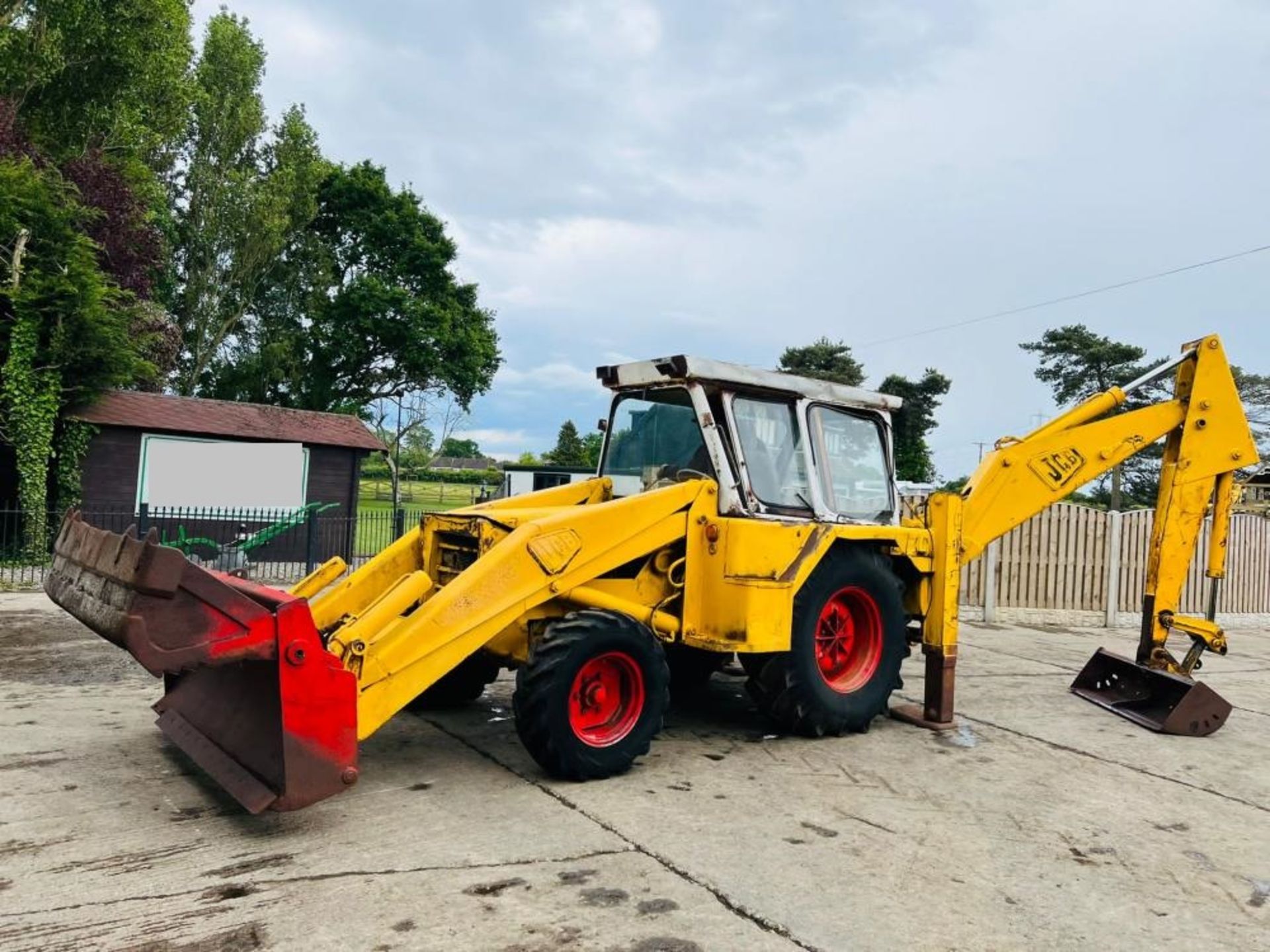 JCB 3D SERIES 2 BACKHOE DIGGER C/W THREE IN ONE BUCKET - Image 8 of 16