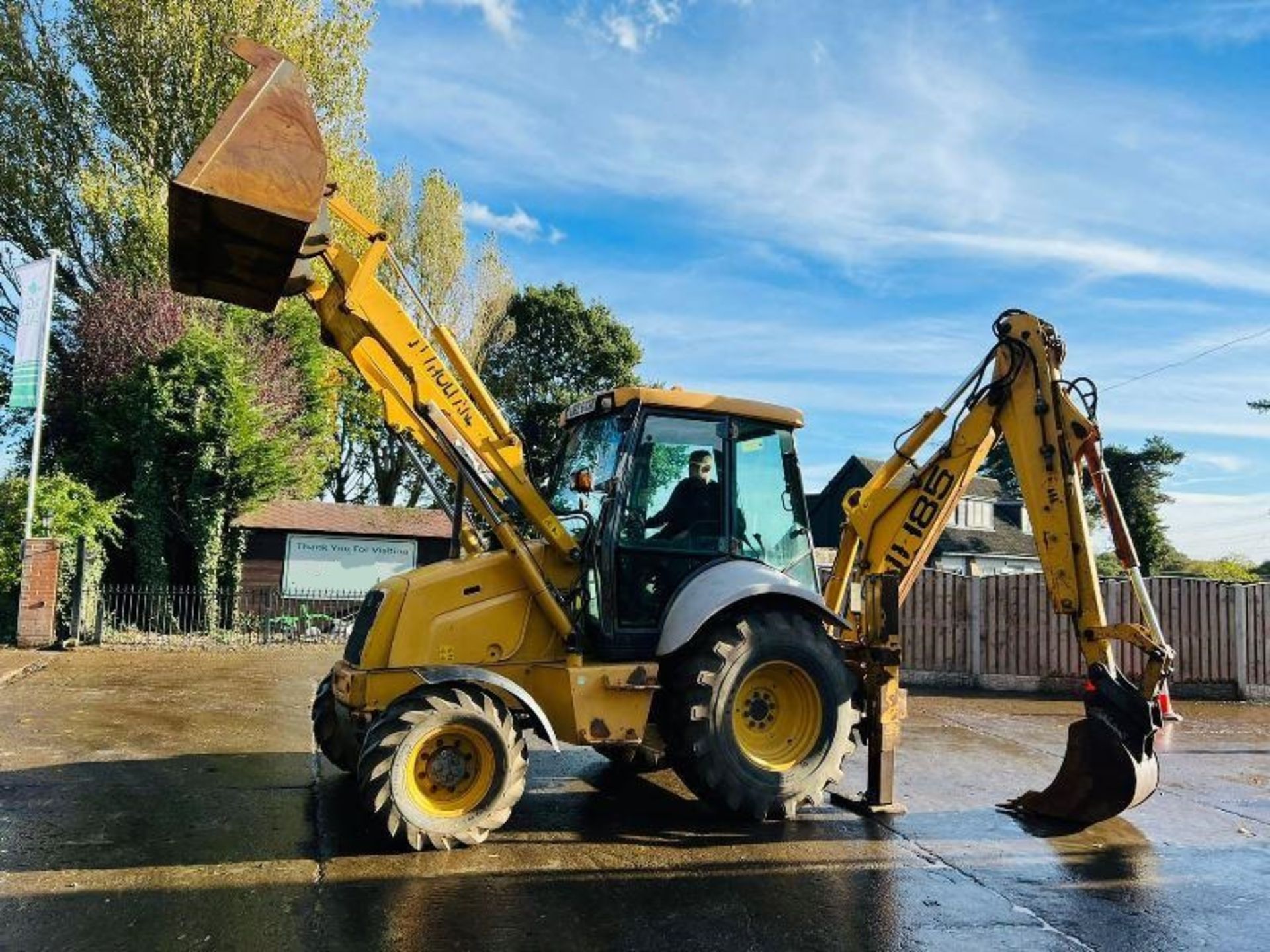 NEW HOLLAND NH85 4WD BACKHOE DIGGER C/W REAR QUICK HITCH & EXTENDING DIG - Image 3 of 17