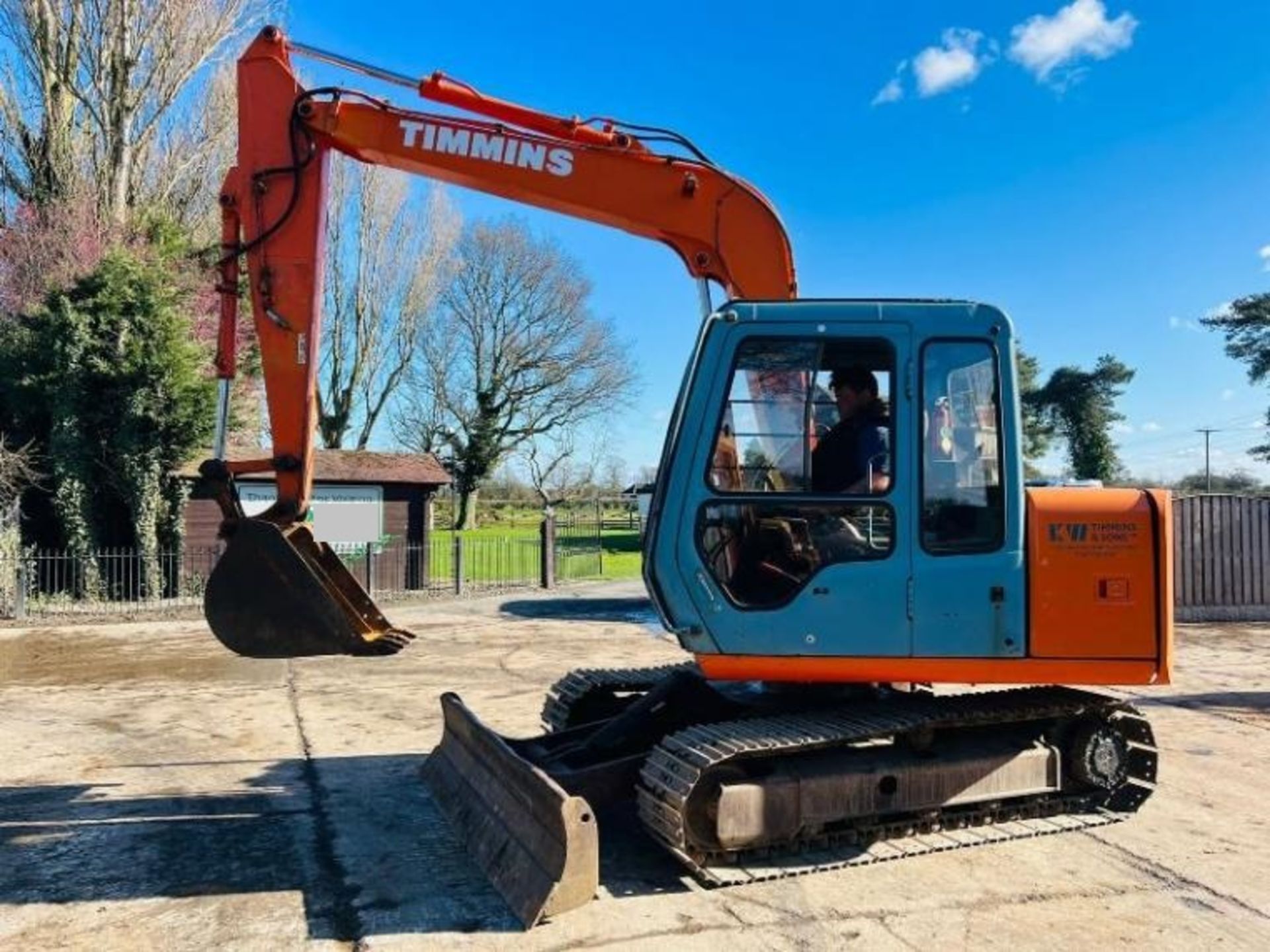 HITACHI EX60-3 TRACKED EXCAVATOR C/W BUCKET