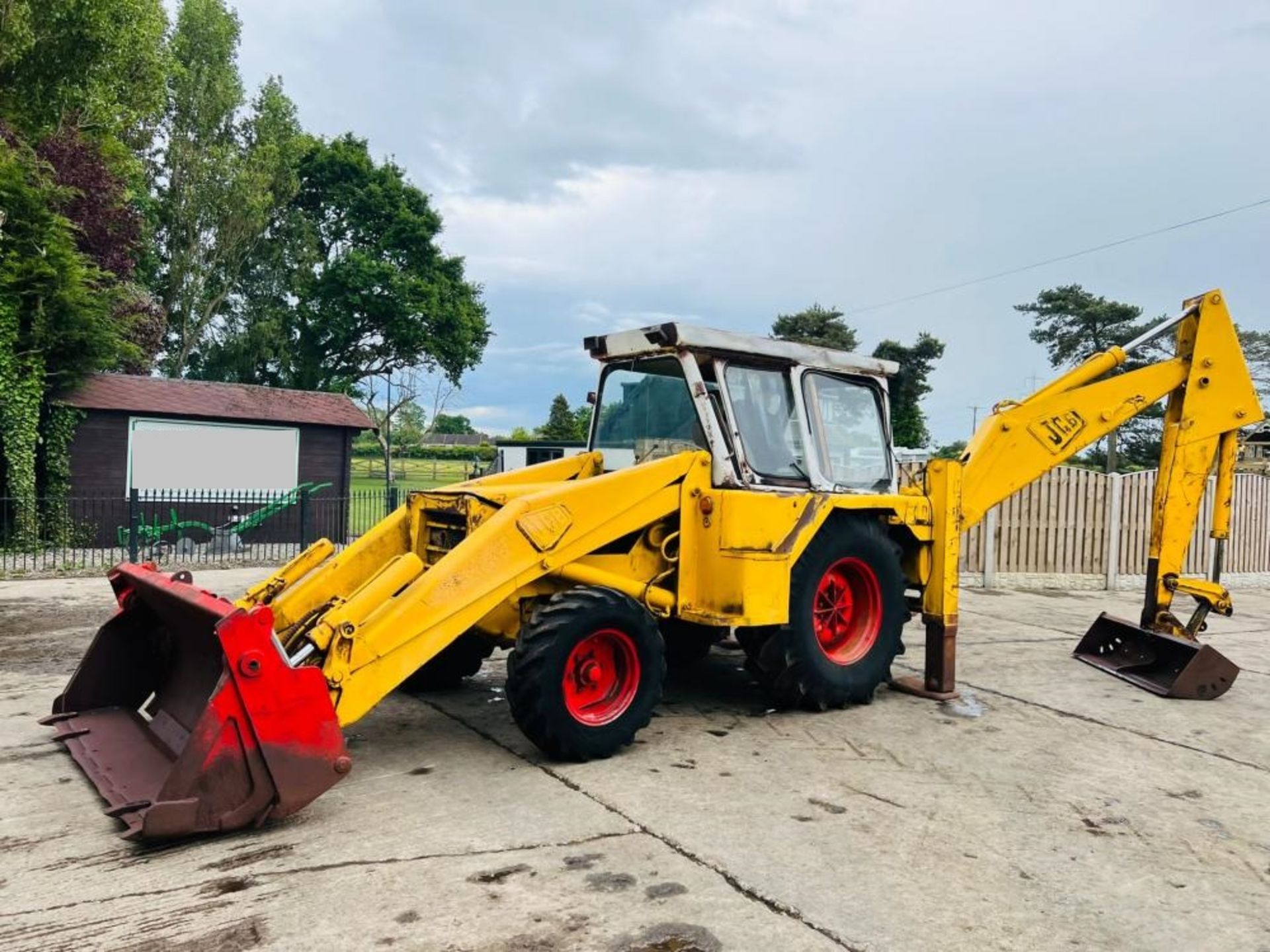 JCB 3D SERIES 2 BACKHOE DIGGER C/W THREE IN ONE BUCKET - Image 3 of 16