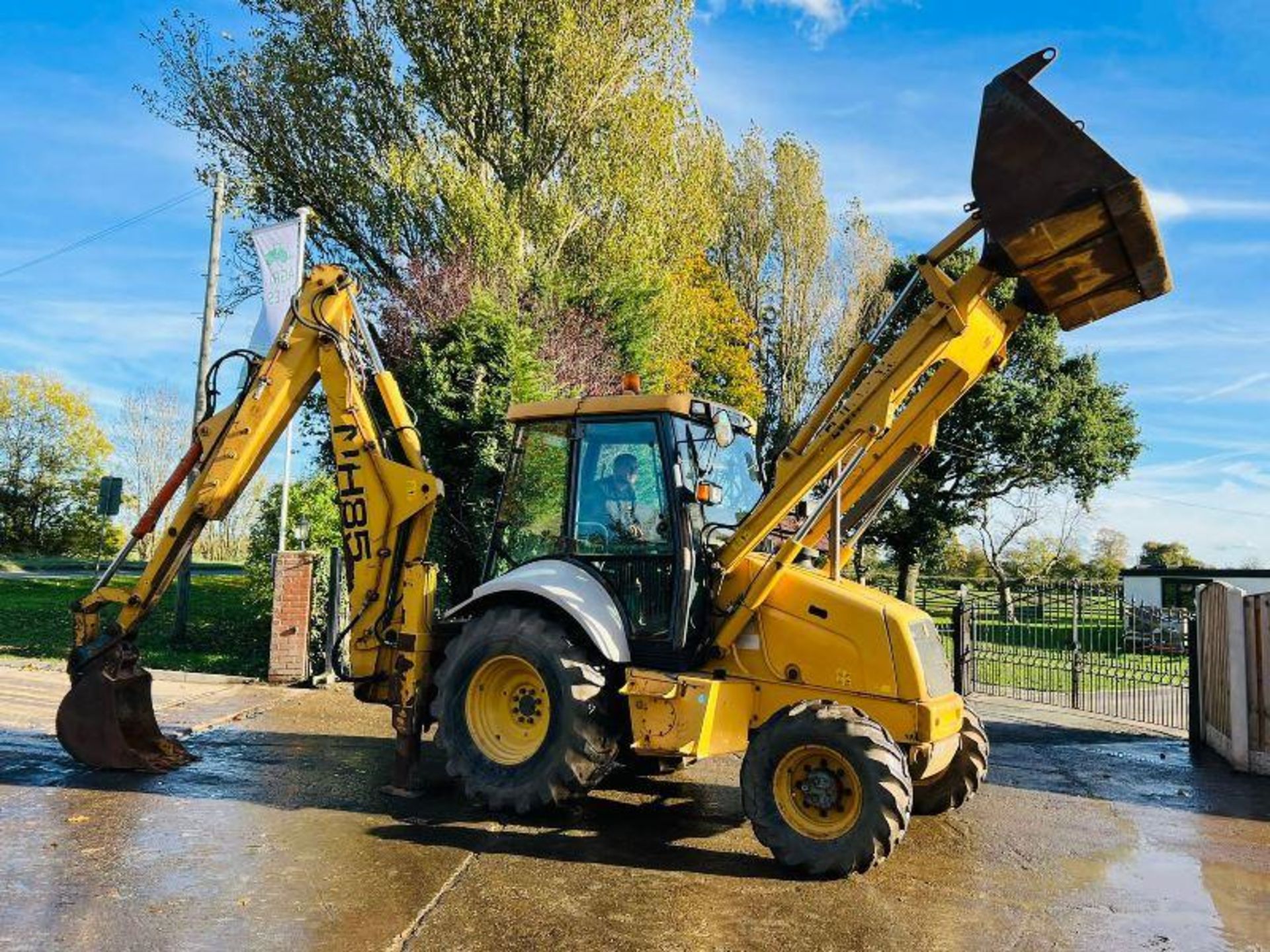 NEW HOLLAND NH85 4WD BACKHOE DIGGER C/W REAR QUICK HITCH & EXTENDING DIG - Image 10 of 17