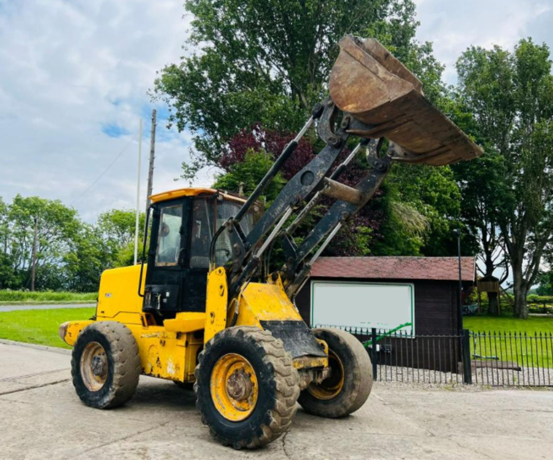 JCB 411 4WD LOADING SHOVEL * YEAR 2010 * C/W BUCKET - Bild 2 aus 17