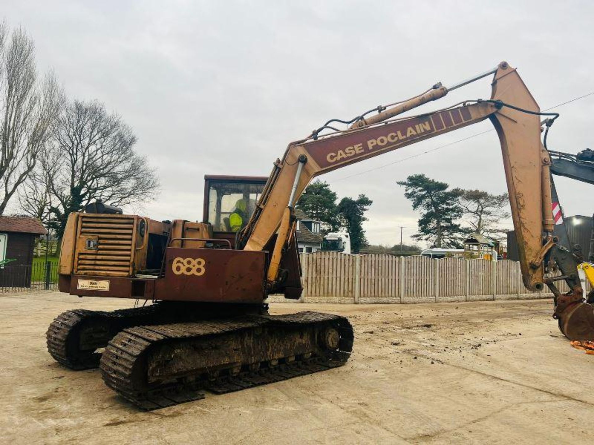 CASE POCLAIN 688 TRACKED EXCAVATOR C/W CUMMINS TURBO ENGINE - Image 6 of 11