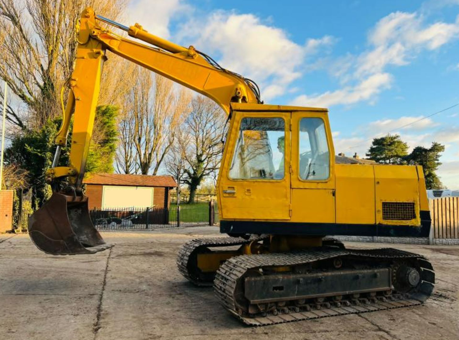 LIEBHERR 900 TRACKED EXCAVATOR C/W BUCKET