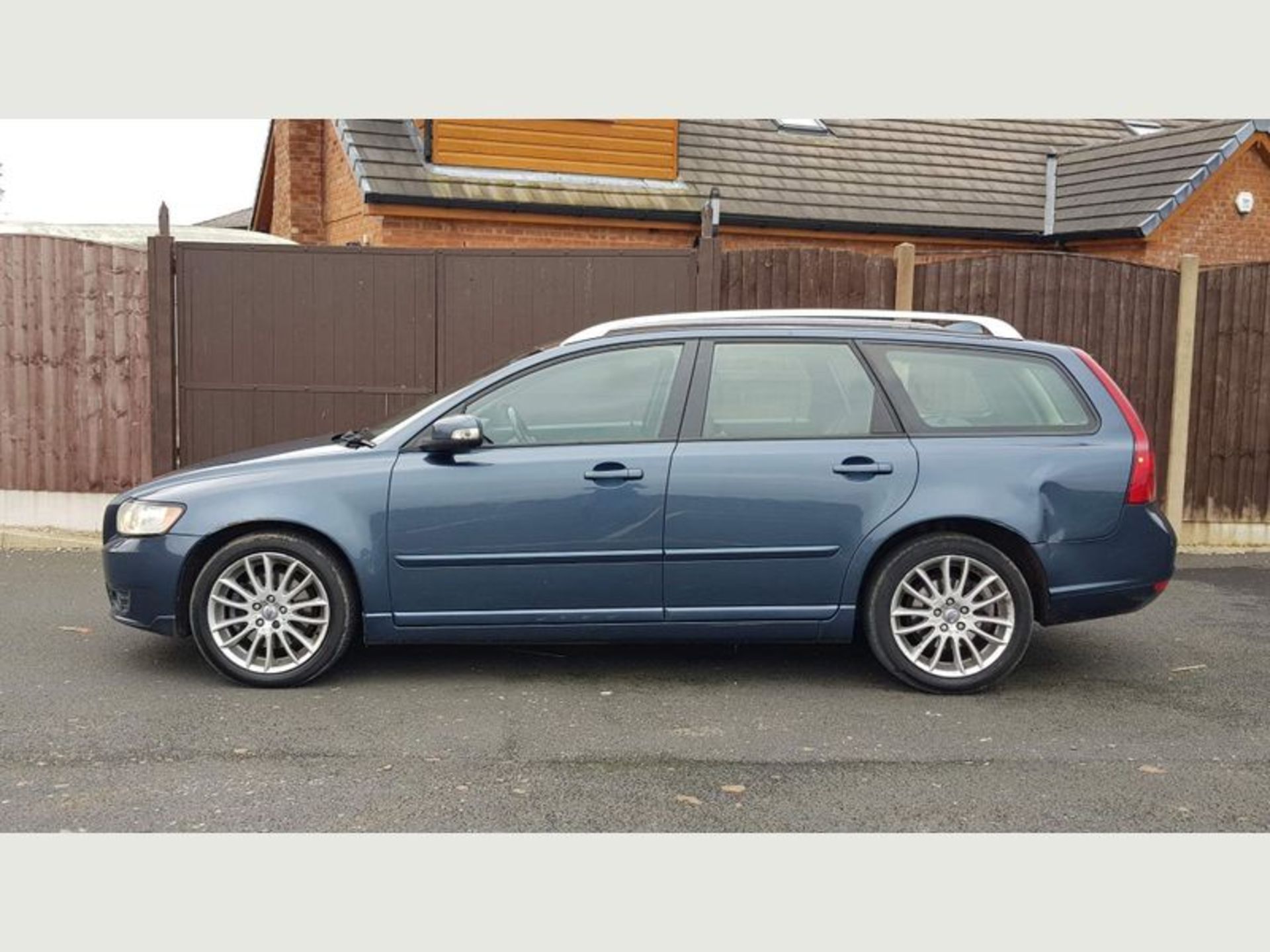 VOLVO V50 2.0D SE LUX EURO 4 5DR 2008 (58 REG) - Image 4 of 66