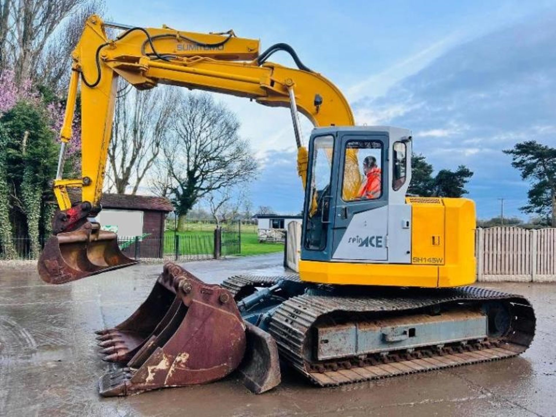 SUMIMOTO SH145W EXCAVATOR * ZERO SWING * C/W BUCKETS & QUICK HITCH