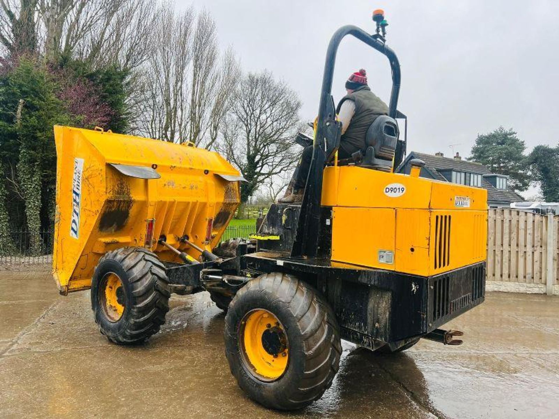 JCB 9TFT POWERSHUTTLE 4WD DUMPER * YEAR 2015 , 2567 HOURS * C/W ROLE BAR - Image 14 of 16