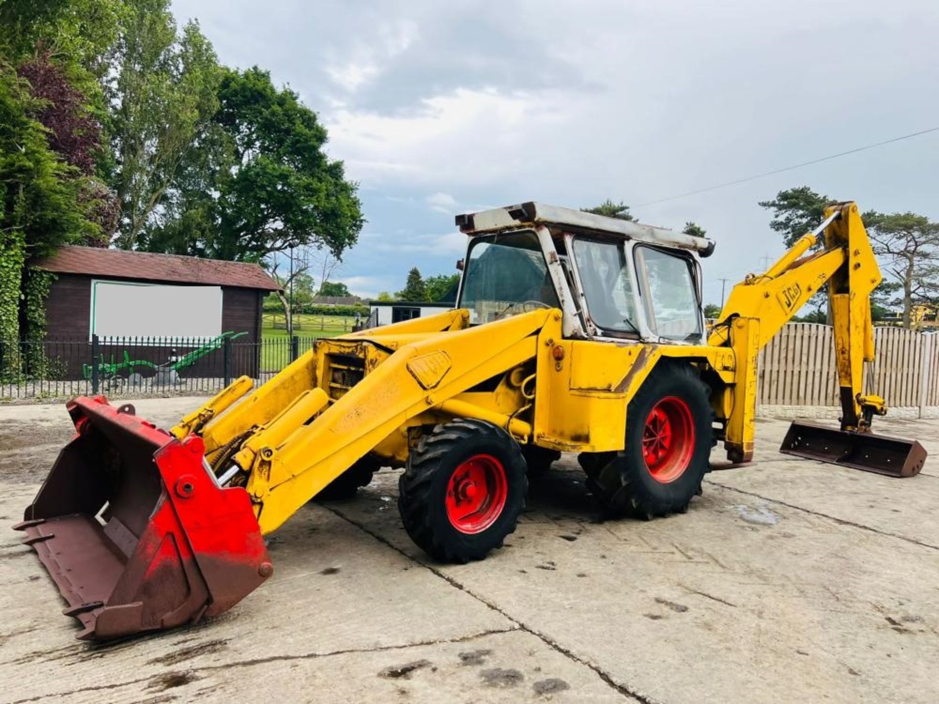 JCB 3D SERIES 2 BACKHOE DIGGER C/W THREE IN ONE BUCKET - Image 6 of 16