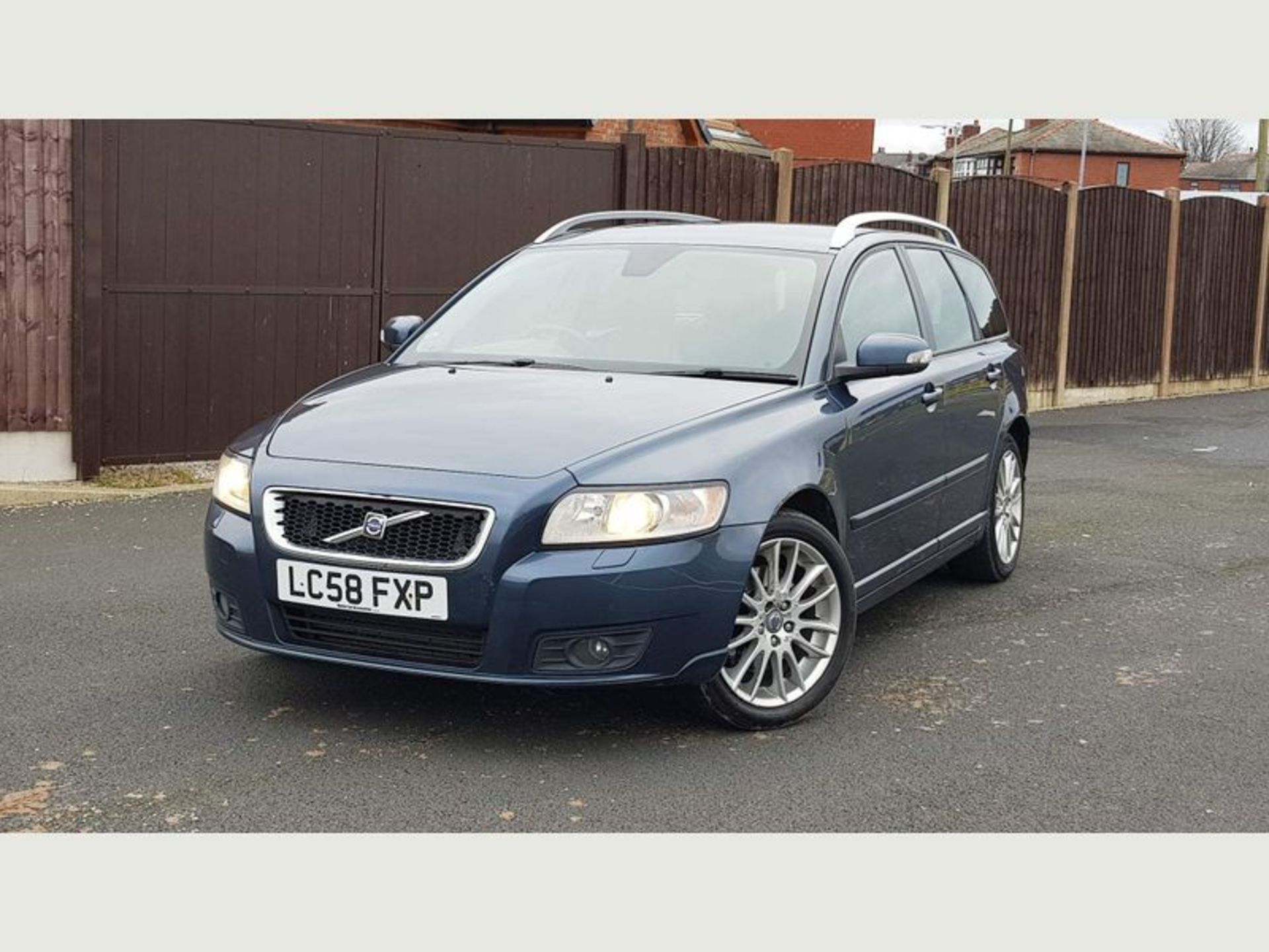 VOLVO V50 2.0D SE LUX EURO 4 5DR 2008 (58 REG) - Image 12 of 66