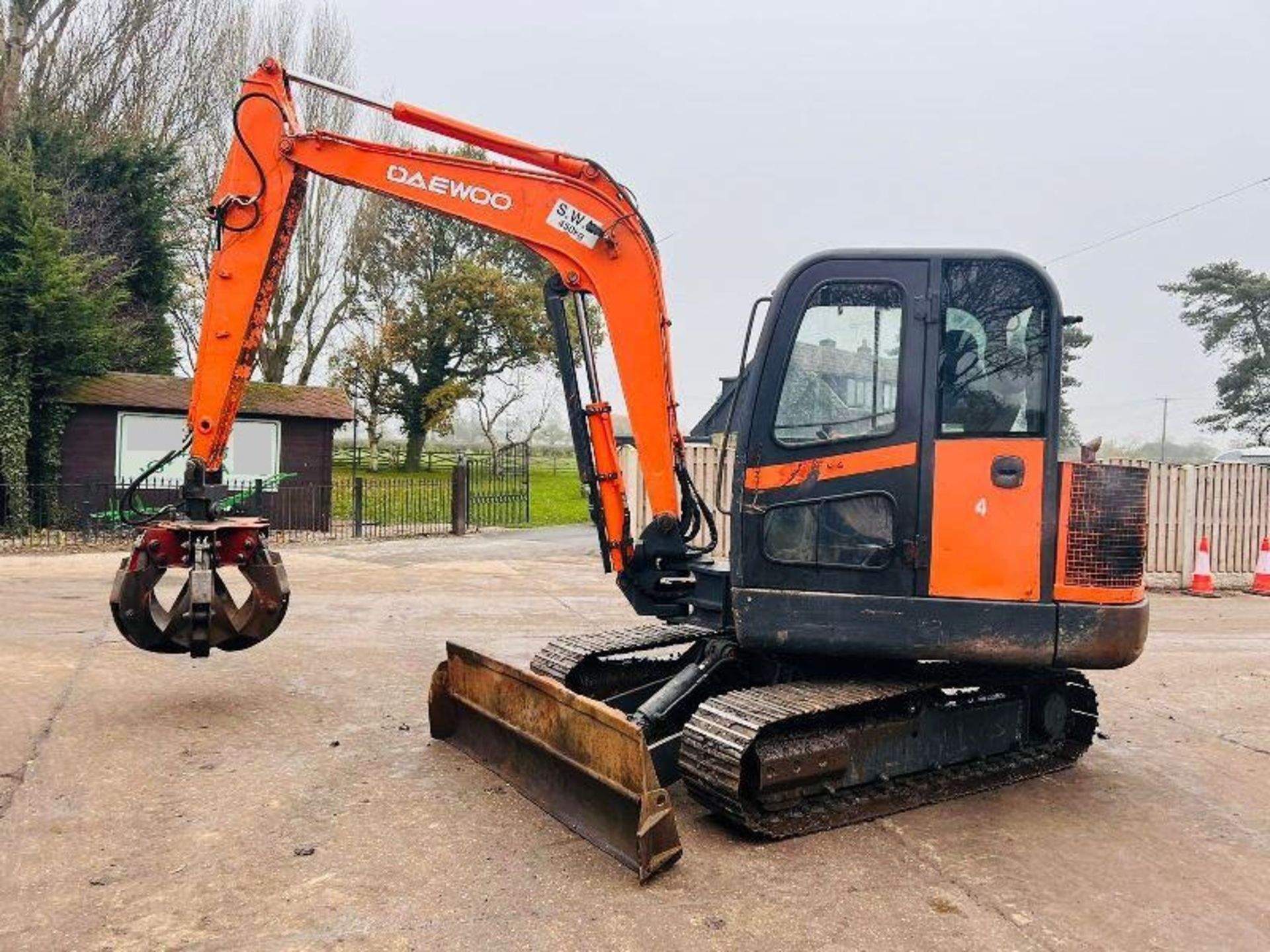 DAEWOO SOLAR 55-VPLUS TRACKED EXCAVATOR C/W 5 TINE SCRAP GRAB - Image 8 of 17