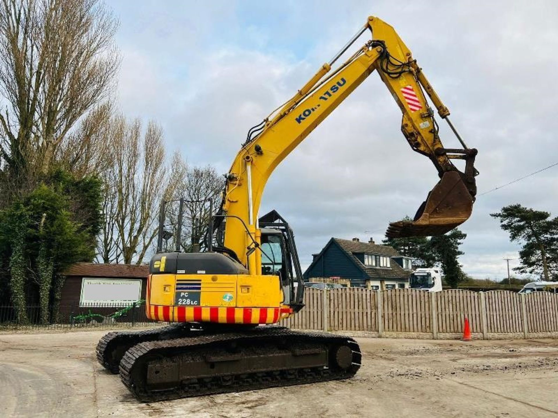 KOMATSU PC228USLC-3 EXCAVATOR * ZERO SWING * C/W DEMOLITION GARUDS - Image 6 of 11