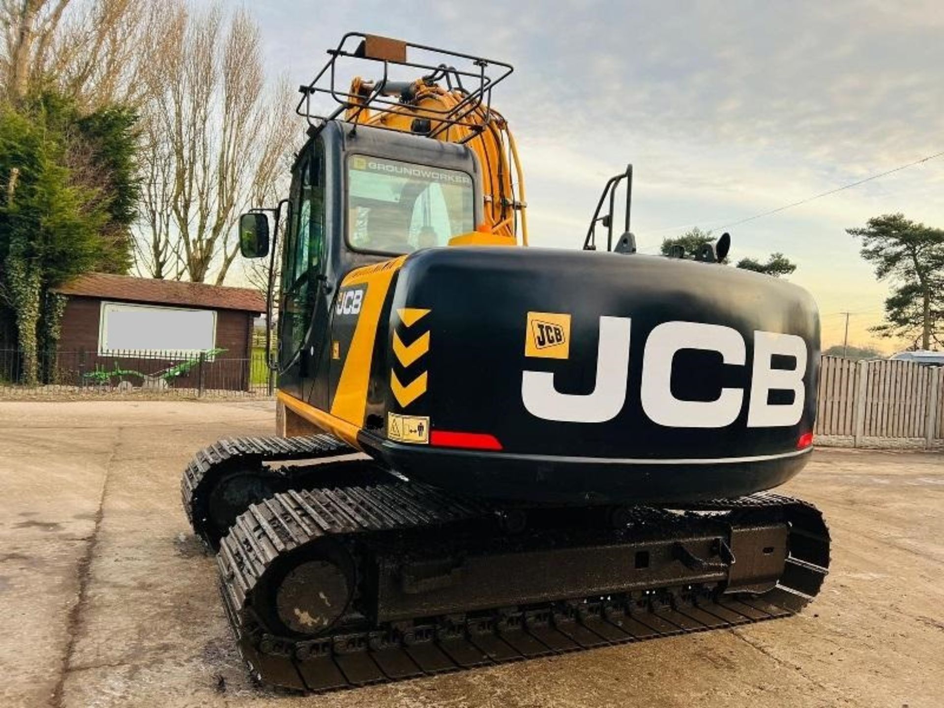 JCB JS145 TRACKED EXCAVATOR * YEAR 2010 * C/W QUICK HITCH & BUCKET - Bild 3 aus 7