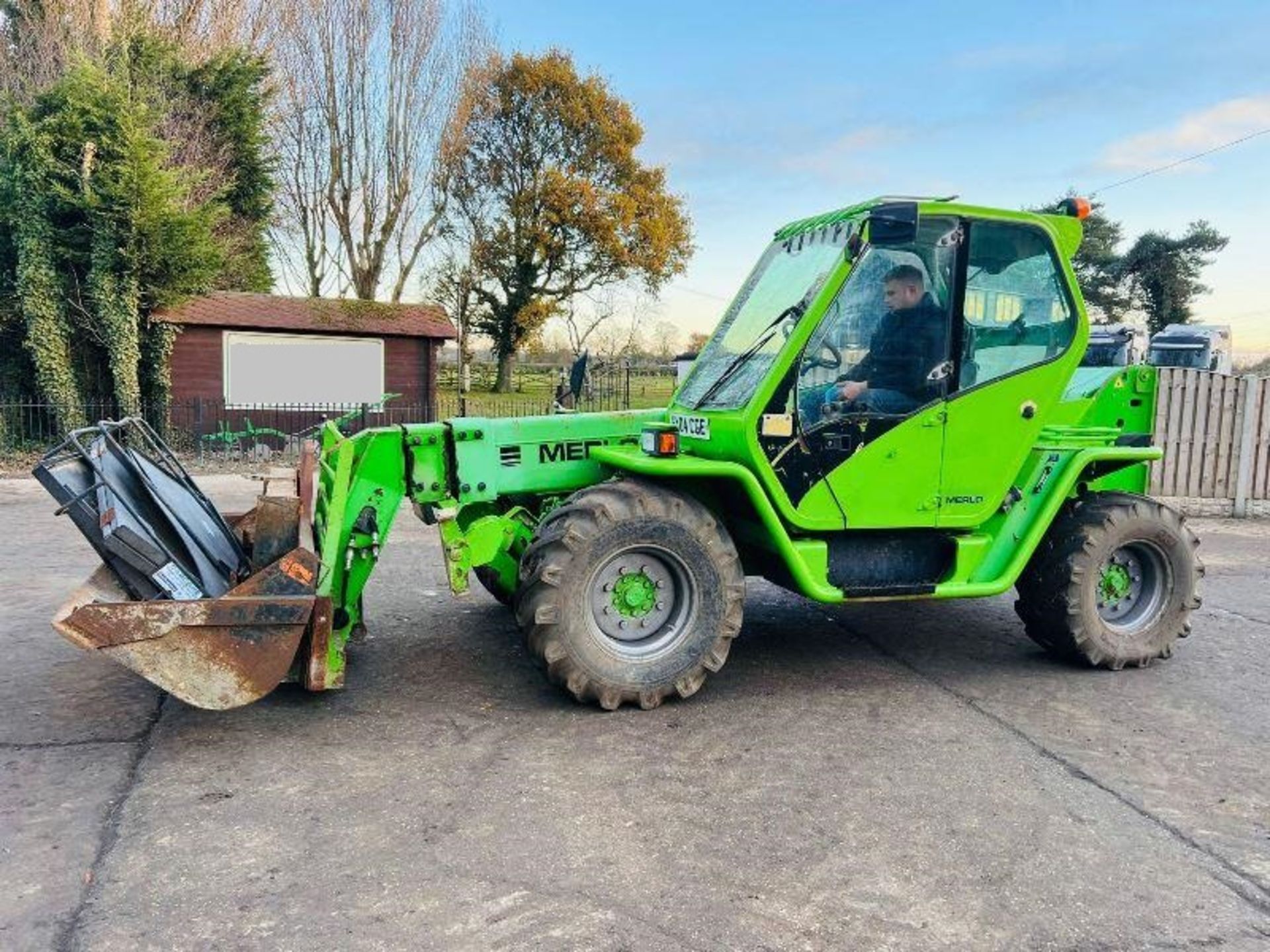 MERLO P35.12K 4WD TELEHANDLER C/W BUCKET & PALLET TINES - Image 10 of 11