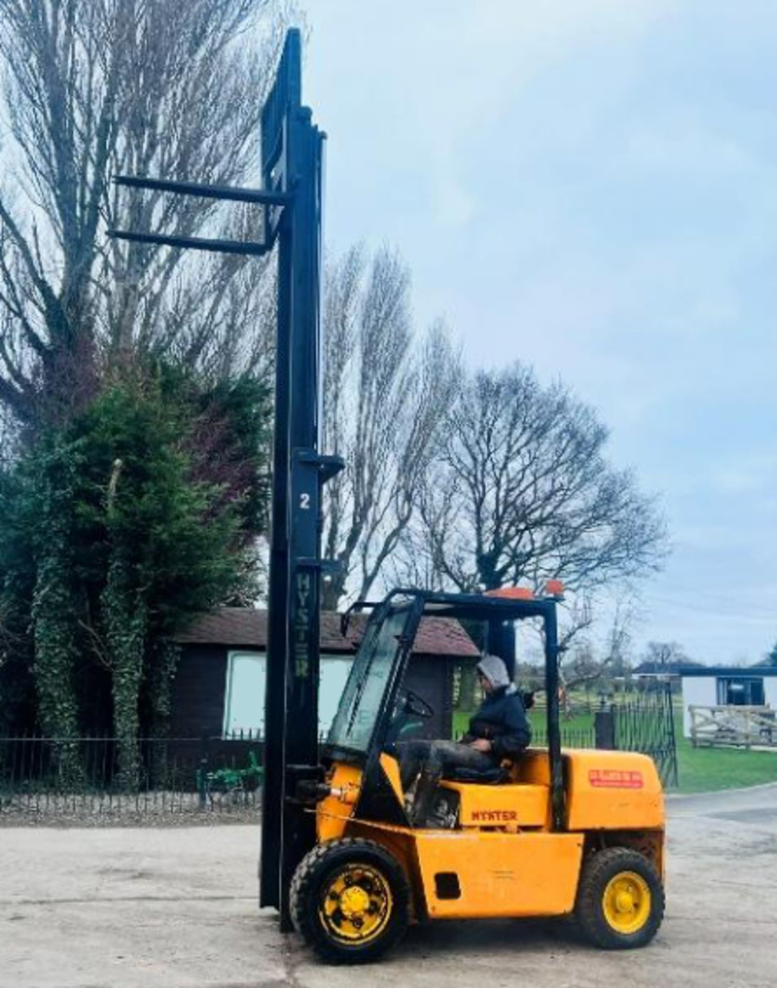 HYSTER 3 TON DIESEL FORKLIFT C/W PALLET TINES - Image 10 of 13