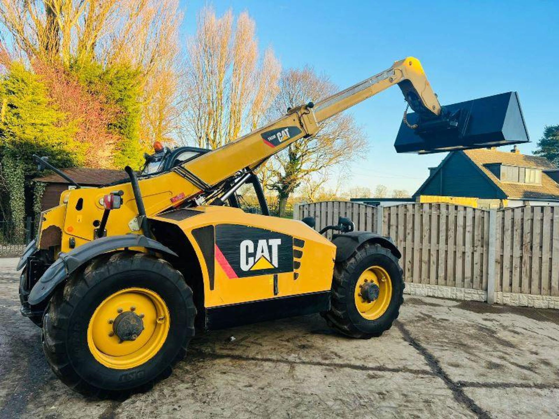 CATERPILLAR TH336 4WD TELEHANDLER * YEAR 2009 * C/W BRAND NEW BUCKET - Image 2 of 19