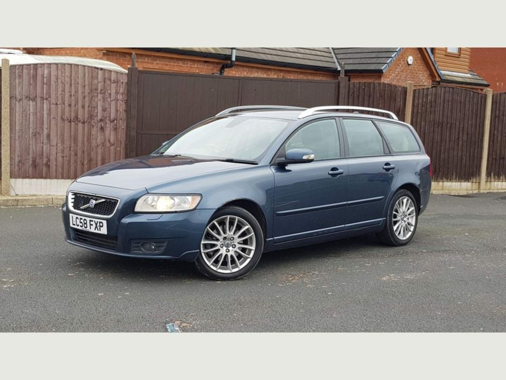 VOLVO V50 2.0D SE LUX EURO 4 5DR 2008 (58 REG) - Image 10 of 66