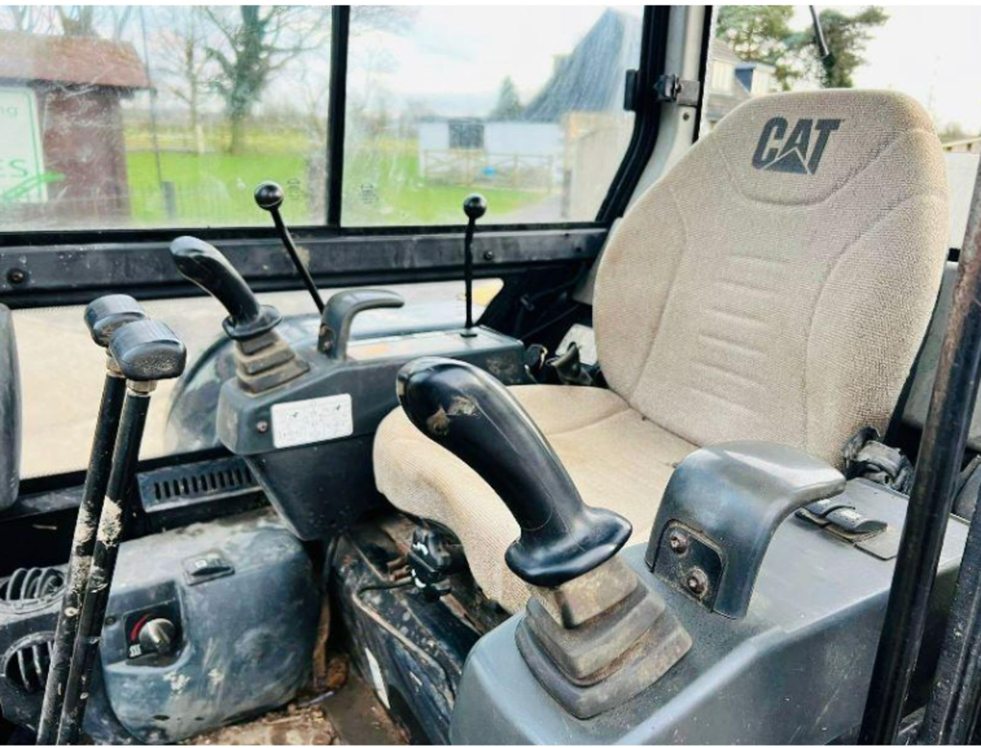 CATERPILLAR 302.5 TRACKED EXCAVATOR * ONLY 2237 HOURS * C/W 2 X BUCKETS - Image 10 of 13