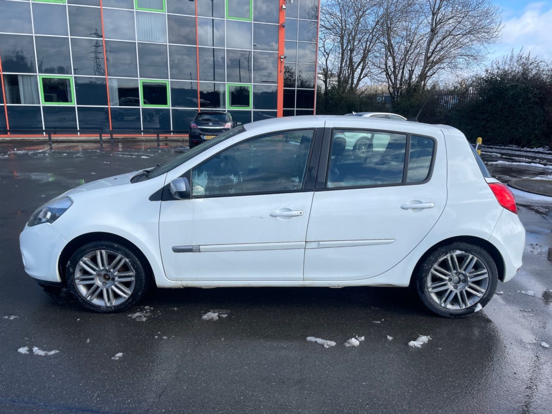 2012 RENAULT CLIO 1.2 DYNAMIQUE TOM TOM 5 DOOR HATCHBACK - 135,975 MILES - Image 4 of 12