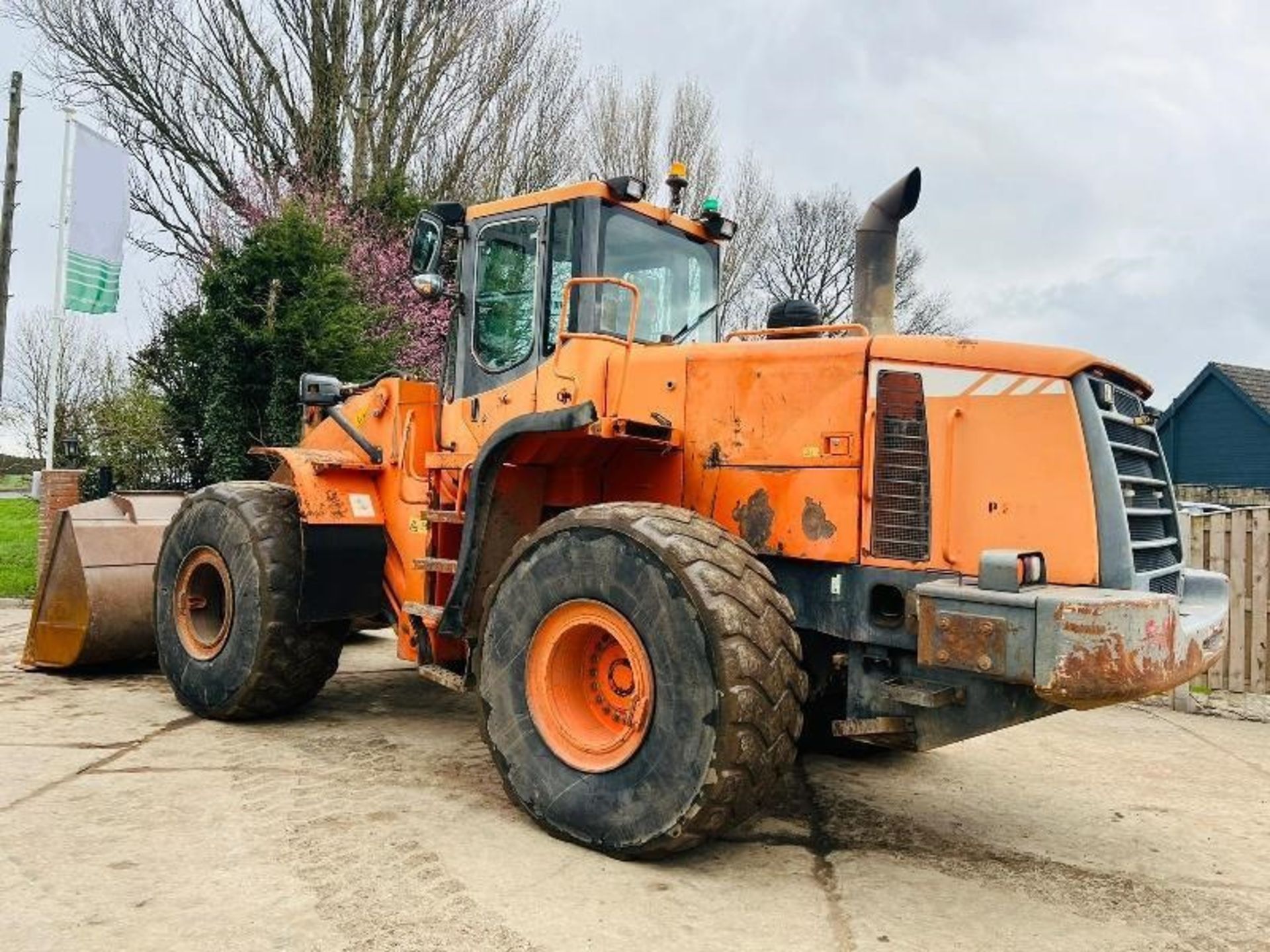 DOOSAN DL400 4WD LOADING SHOVEL C/W BUCKET & AC CABIN - Bild 3 aus 17