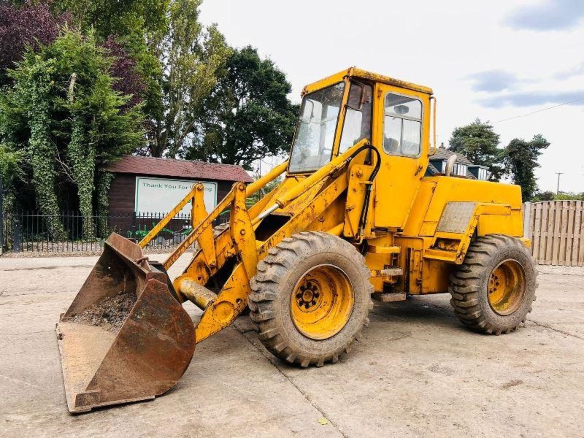 JCB 4WD LOADING SHOVEL C/W BUCKET