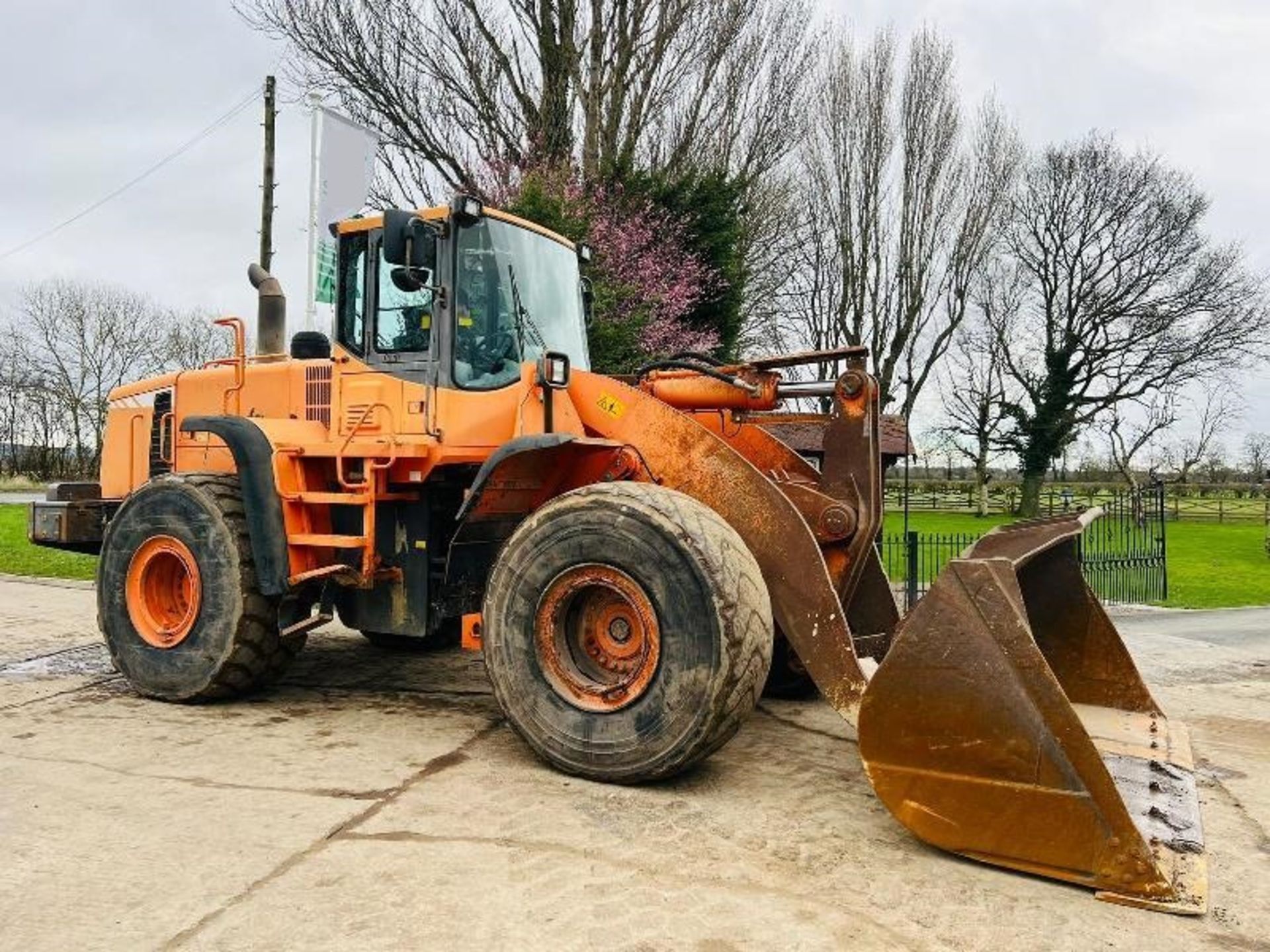 DOOSAN DL400 4WD LOADING SHOVEL C/W BUCKET & AC CABIN - Bild 15 aus 17