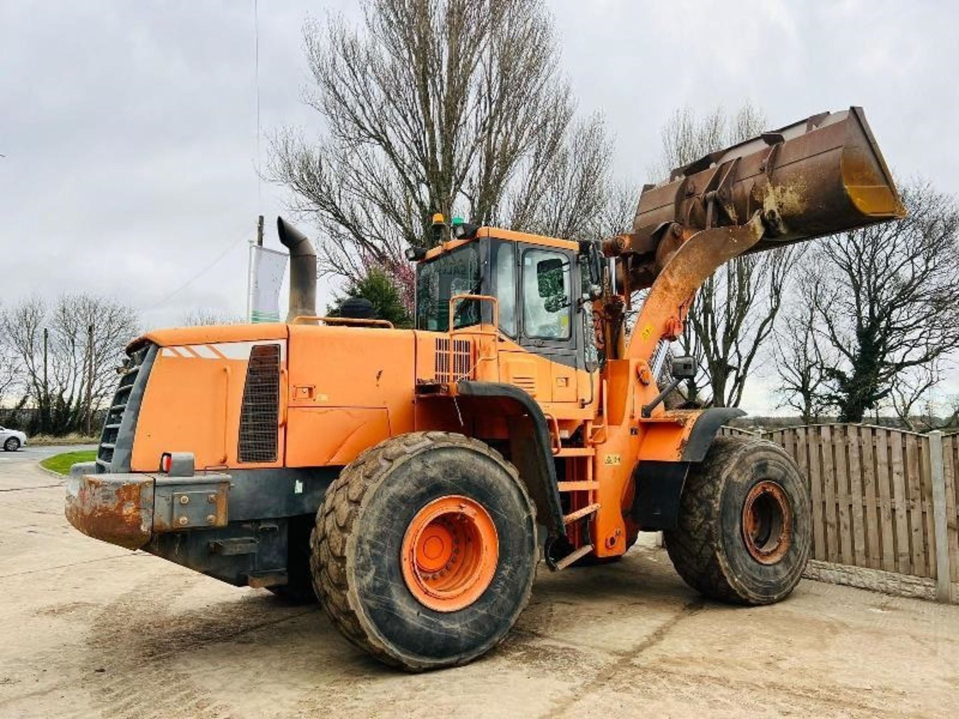 DOOSAN DL400 4WD LOADING SHOVEL C/W BUCKET & AC CABIN - Bild 9 aus 17