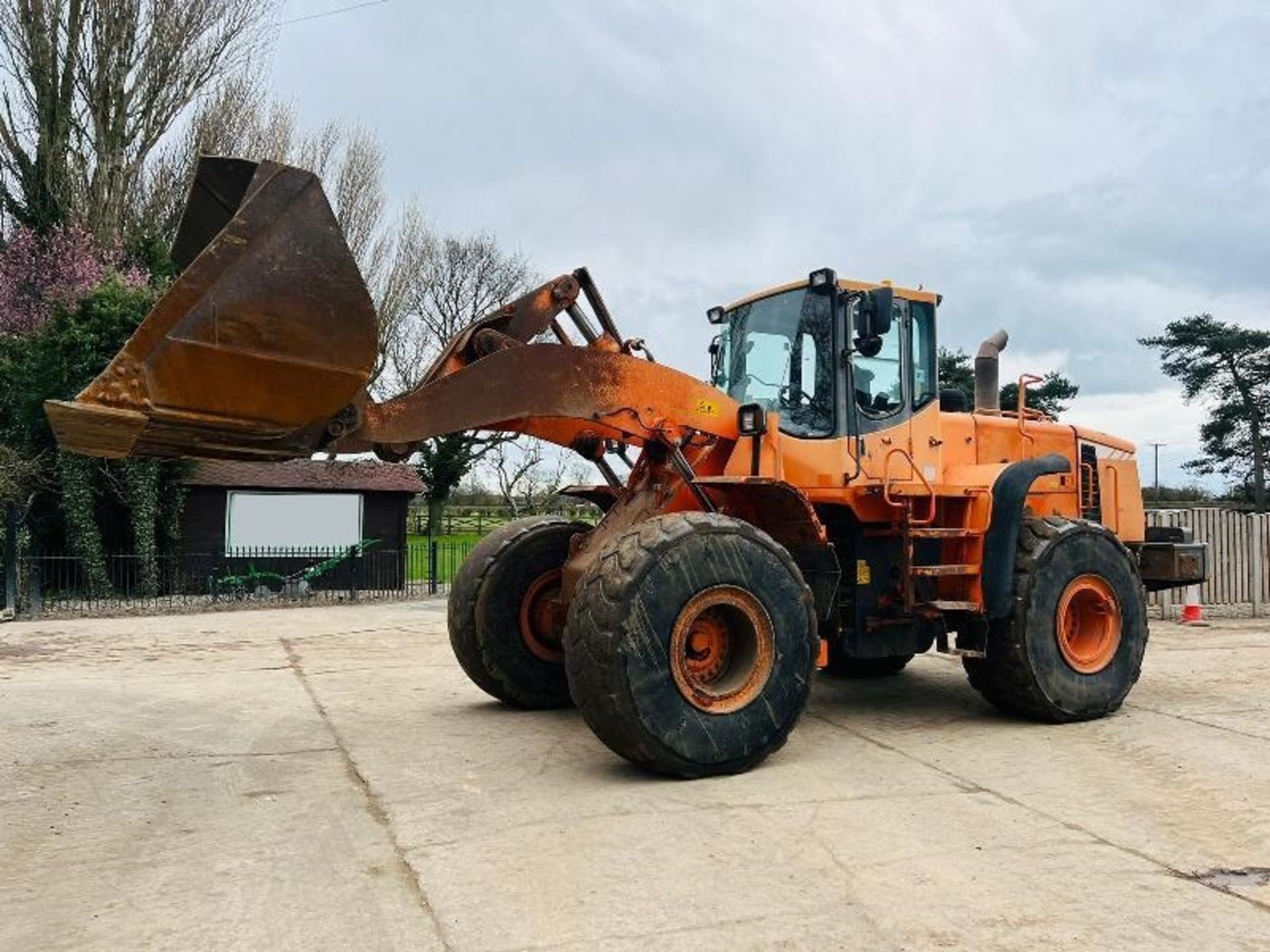 DOOSAN DL400 4WD LOADING SHOVEL C/W BUCKET & AC CABIN - Bild 7 aus 17