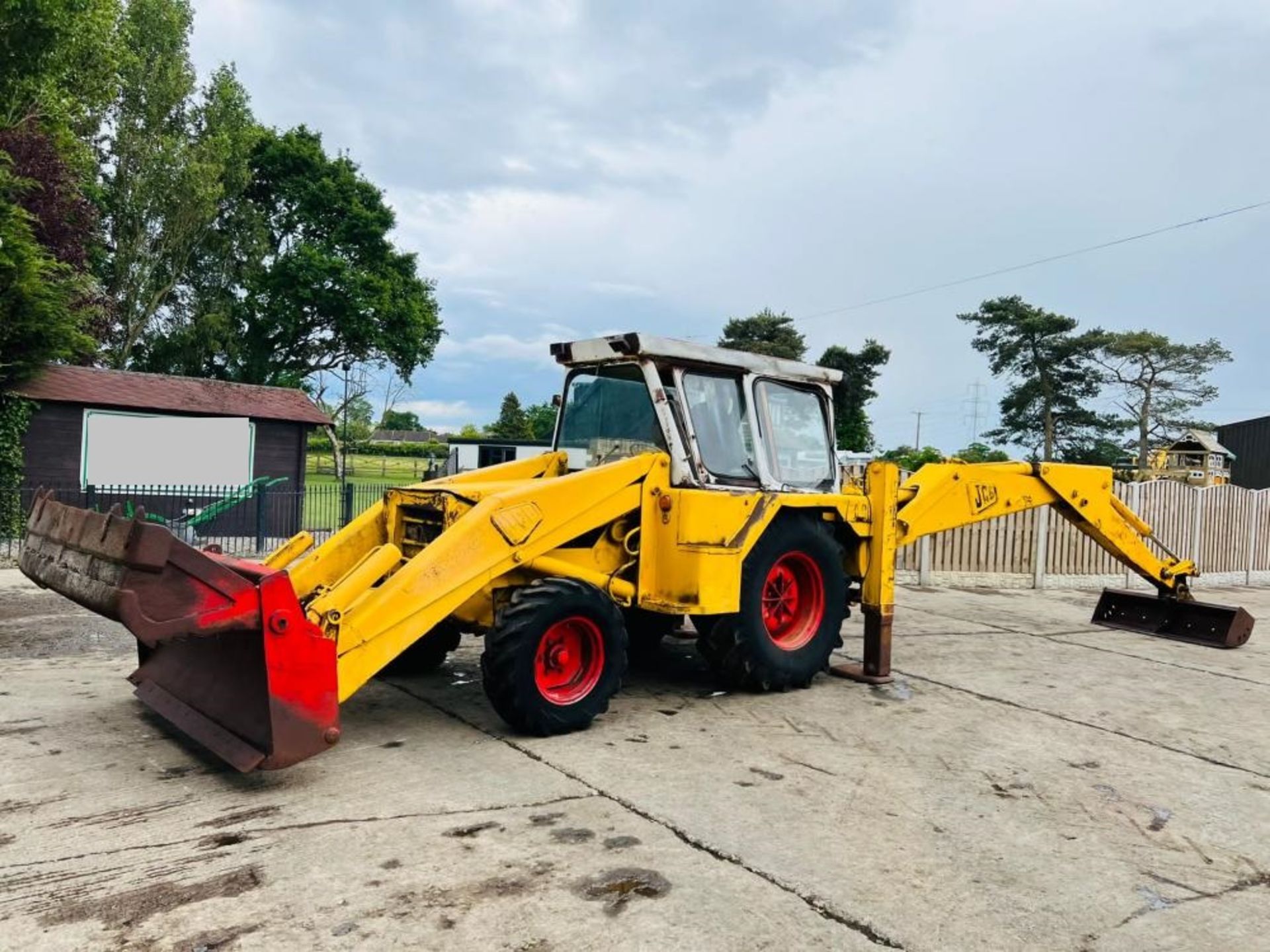 JCB 3D SERIES 2 BACKHOE DIGGER C/W THREE IN ONE BUCKET - Image 13 of 16