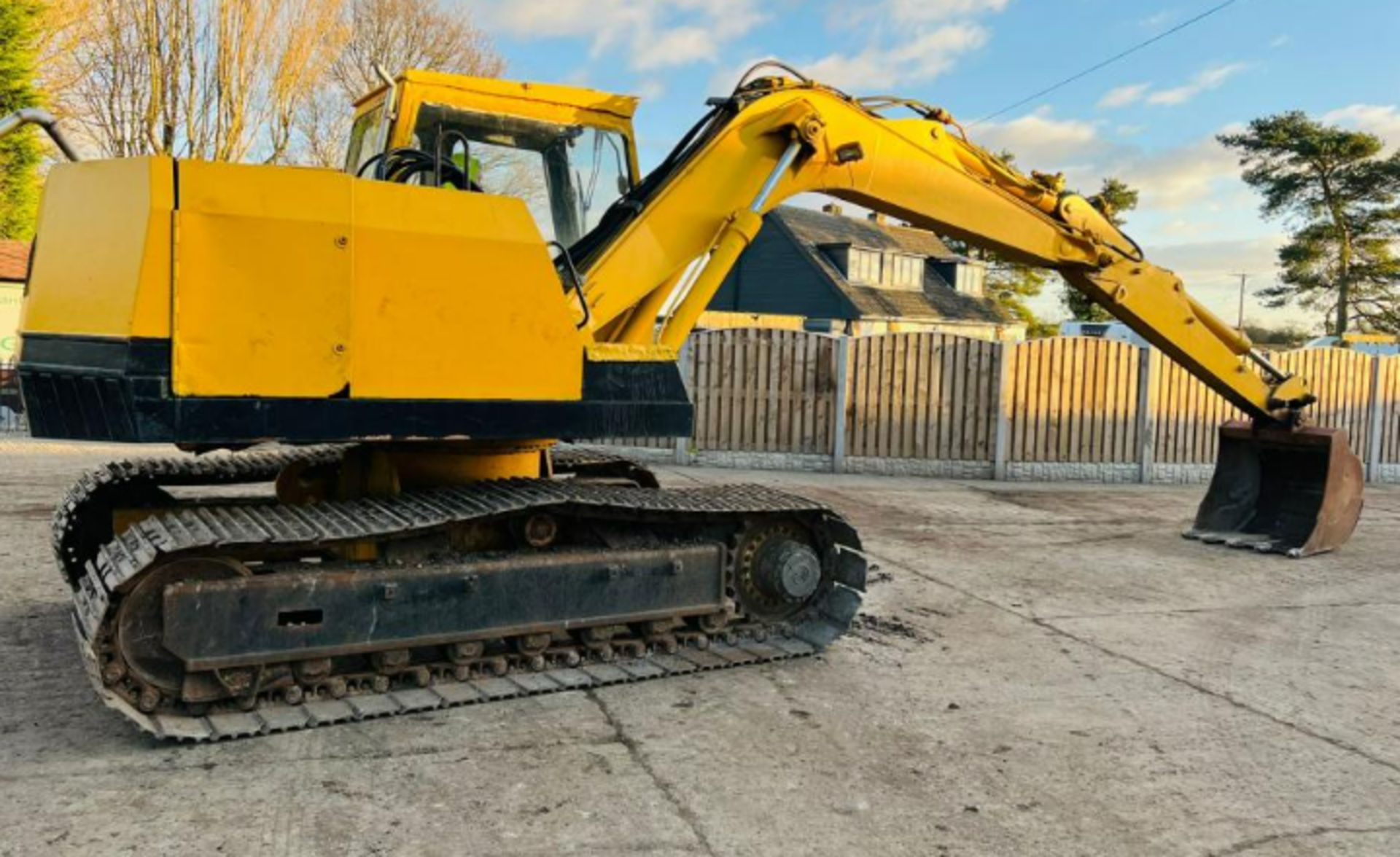 LIEBHERR 900 TRACKED EXCAVATOR C/W BUCKET - Bild 3 aus 10