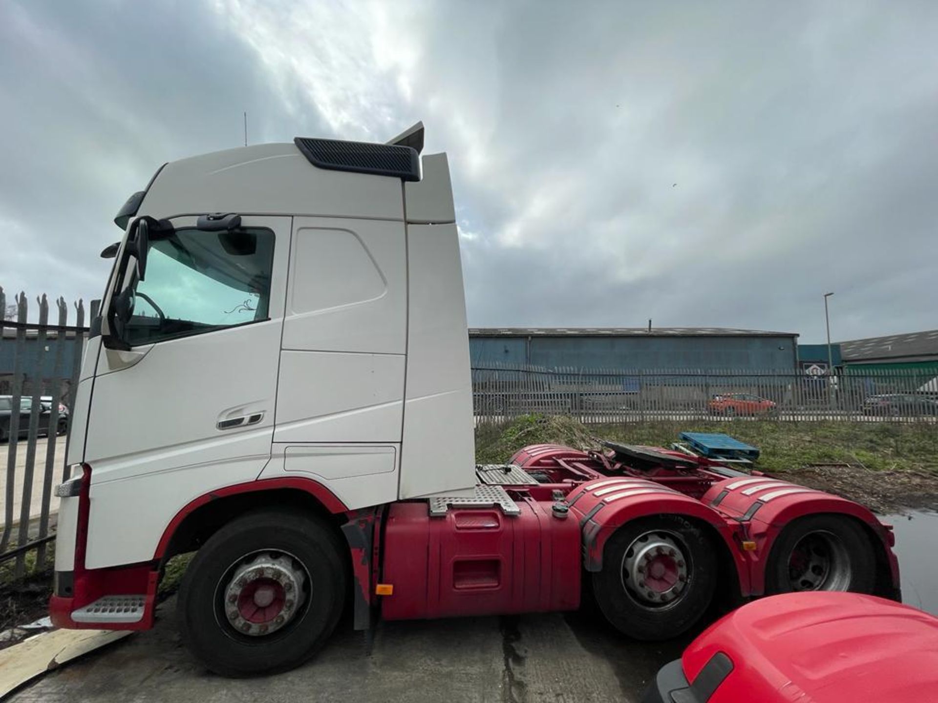 2013 VOLVO FH TRACTOR UNIT - 1,025,149 KMS - Image 2 of 12