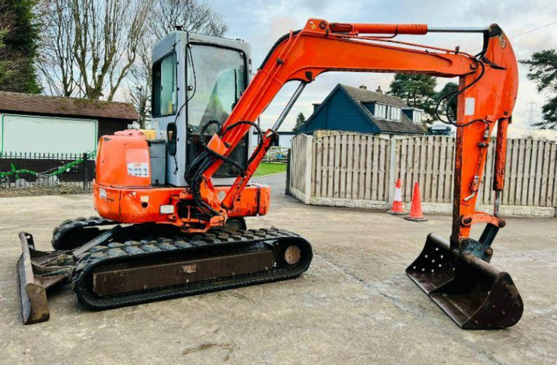 HITACHI EX50 TRACKED EXCAVATOR * ZERO SWING * C/W BUCKET - Image 6 of 14